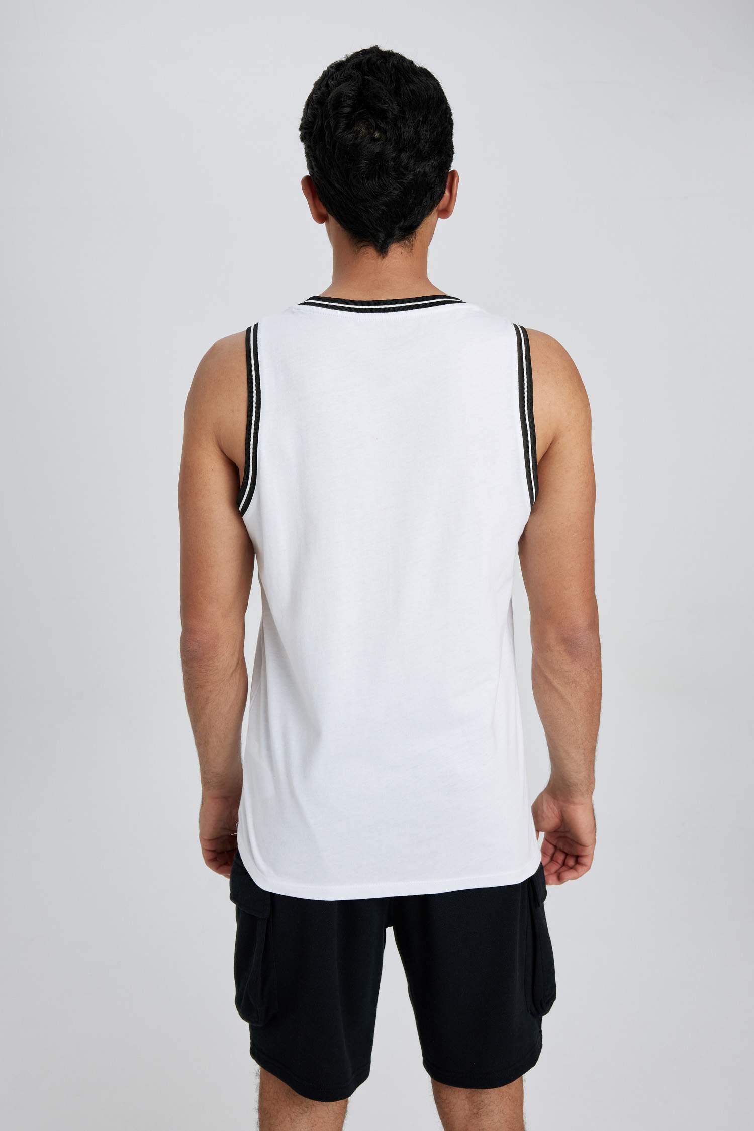 ديباردور قصة عادية برقبة مستديرة بدون كم