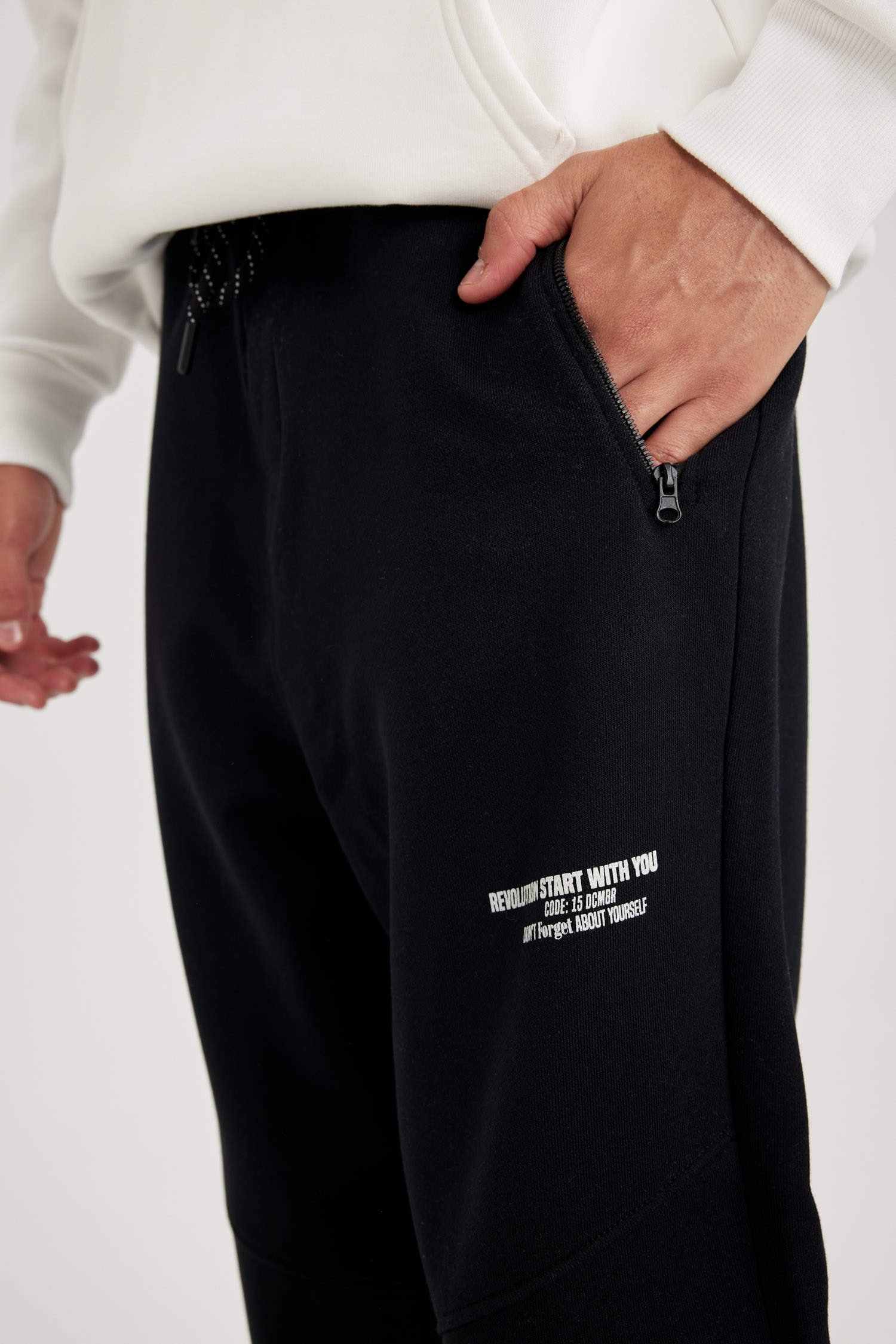 Black Man Regular Fit Zipper Pocket Sweatpants 2833333 | DeFacto