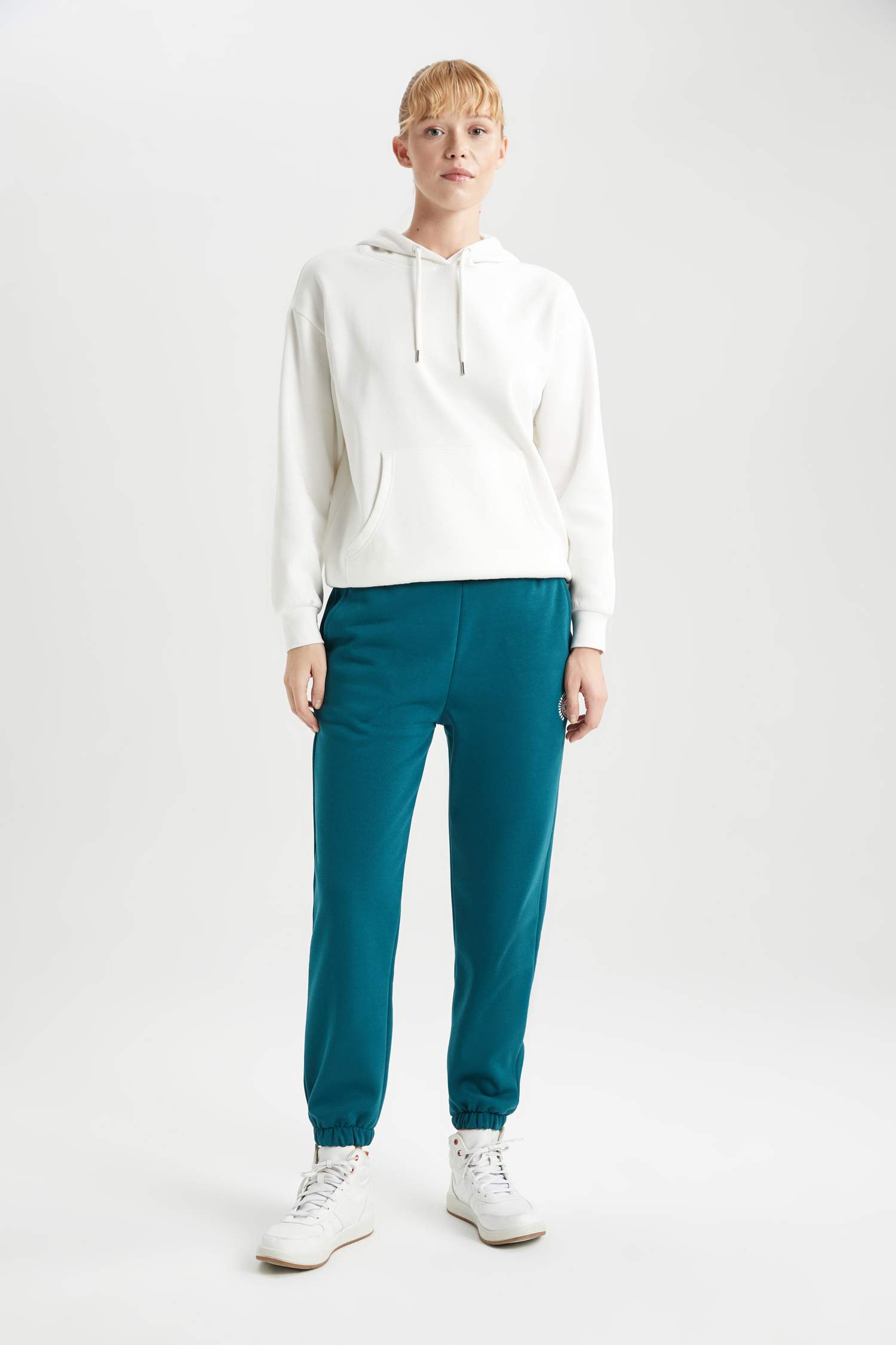 Standard Fit Pocketed Thick Fabric Sweatpants