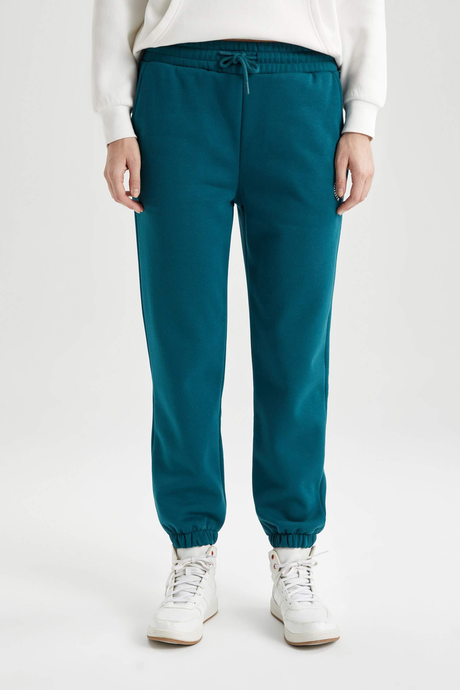 Standard Fit Pocketed Thick Fabric Sweatpants