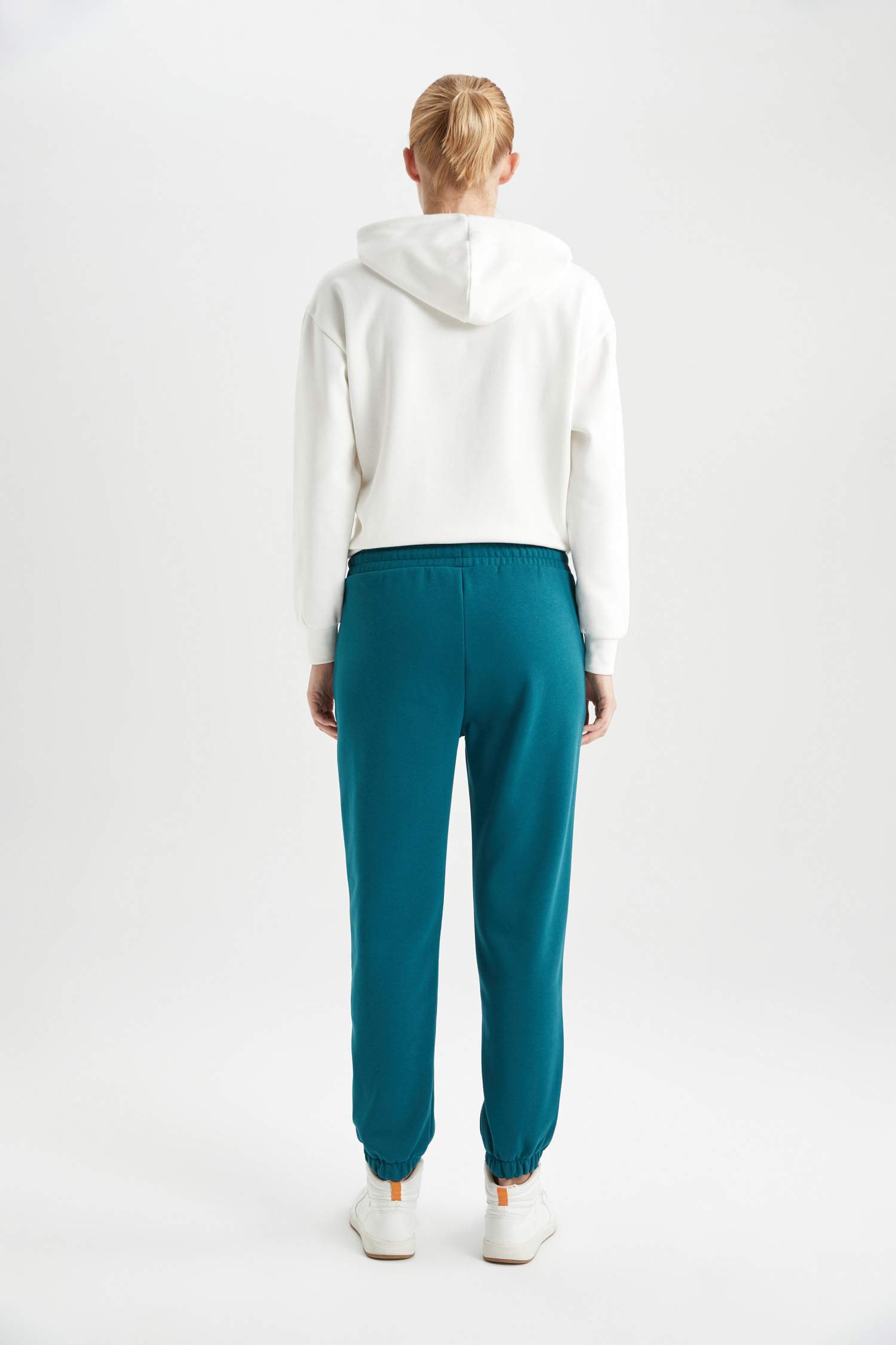 Standard Fit Pocketed Thick Fabric Sweatpants