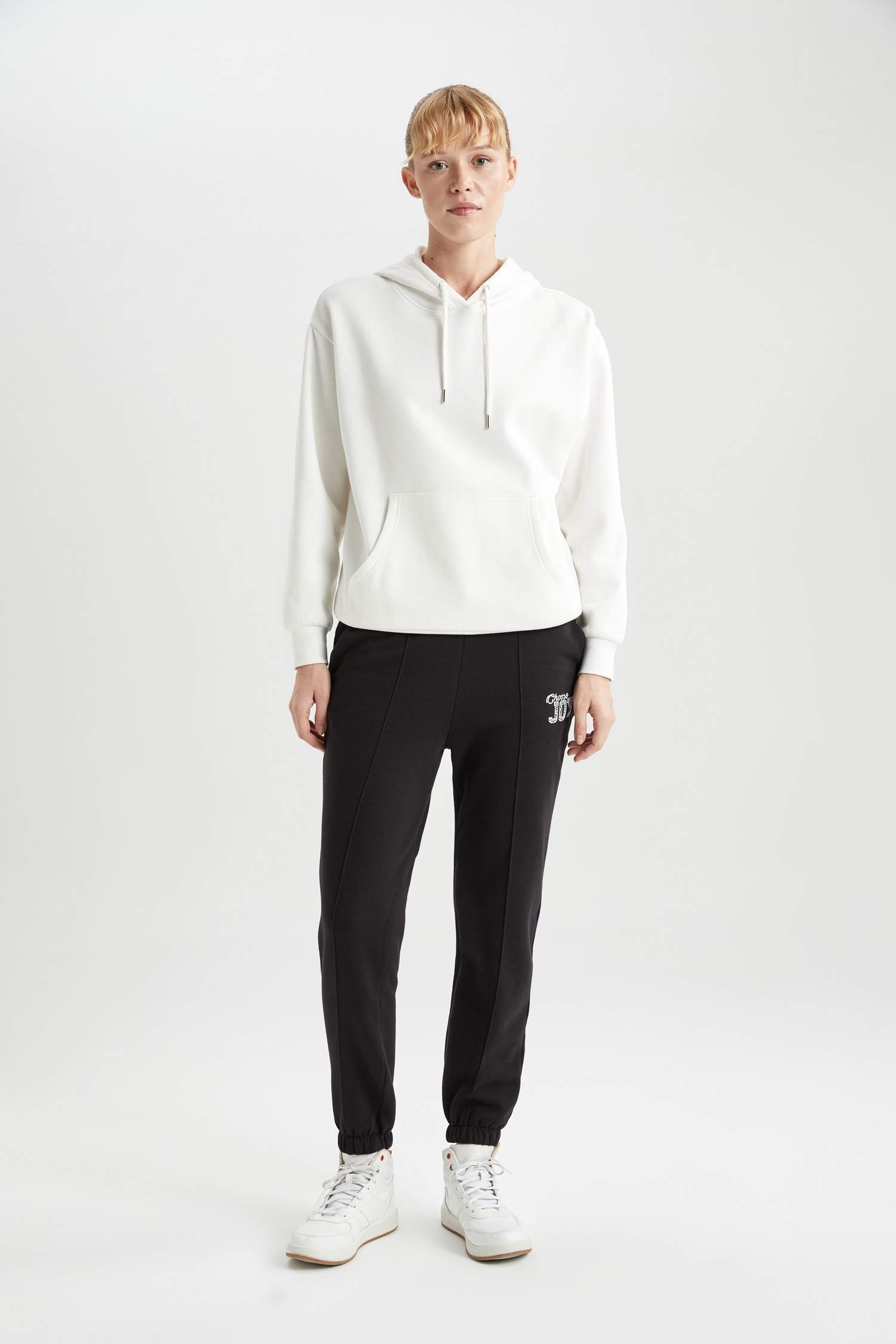 Standard Fit Pocketed Thick Fabric Sweatpants