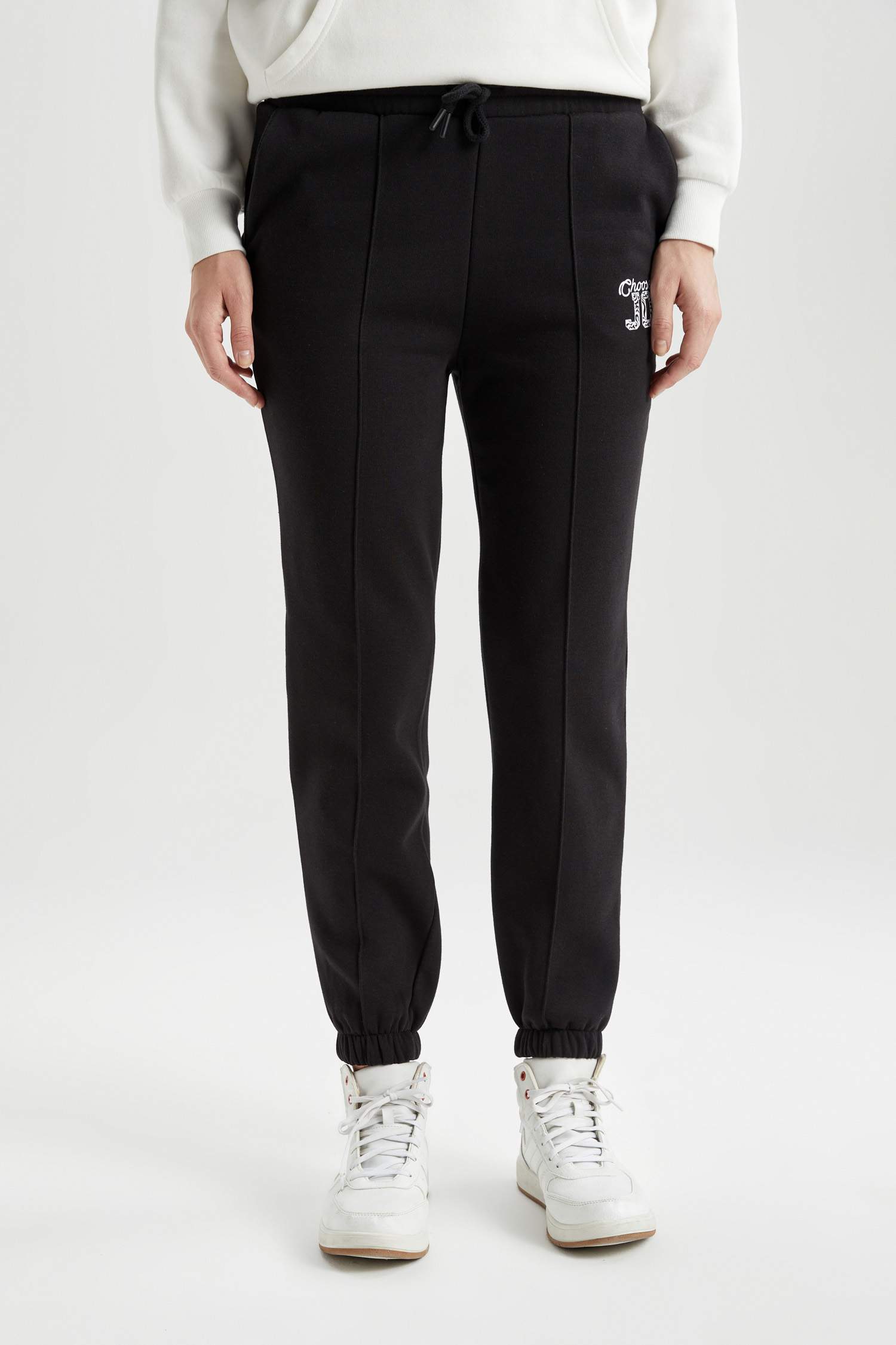 Standard Fit Pocketed Thick Fabric Sweatpants