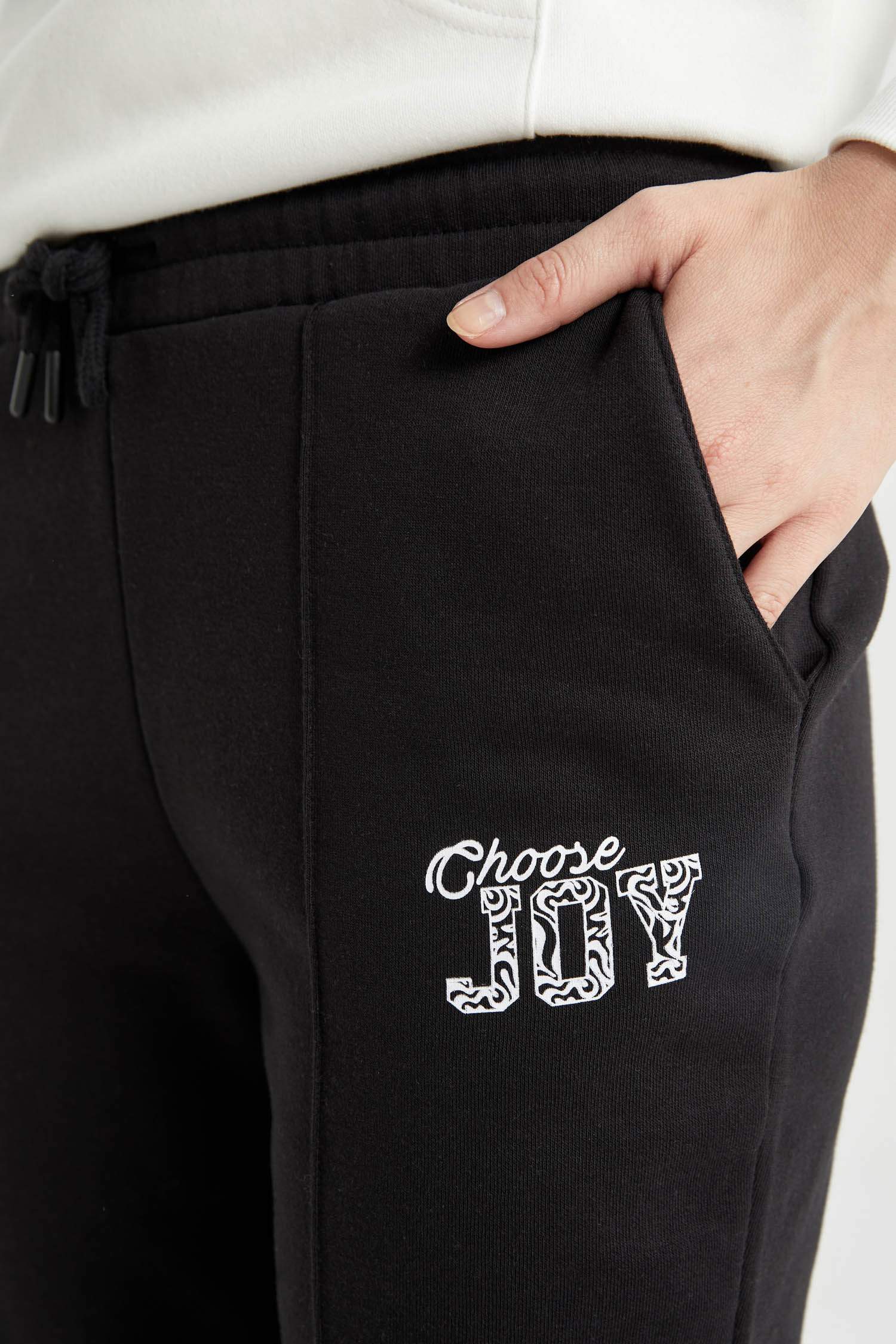 Standard Fit Pocketed Thick Fabric Sweatpants