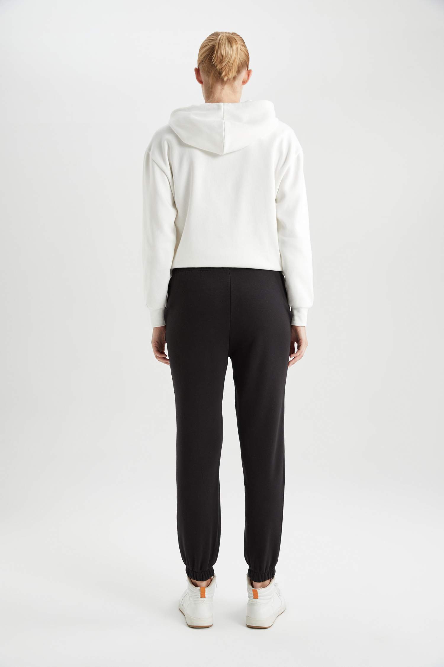 Standard Fit Pocketed Thick Fabric Sweatpants