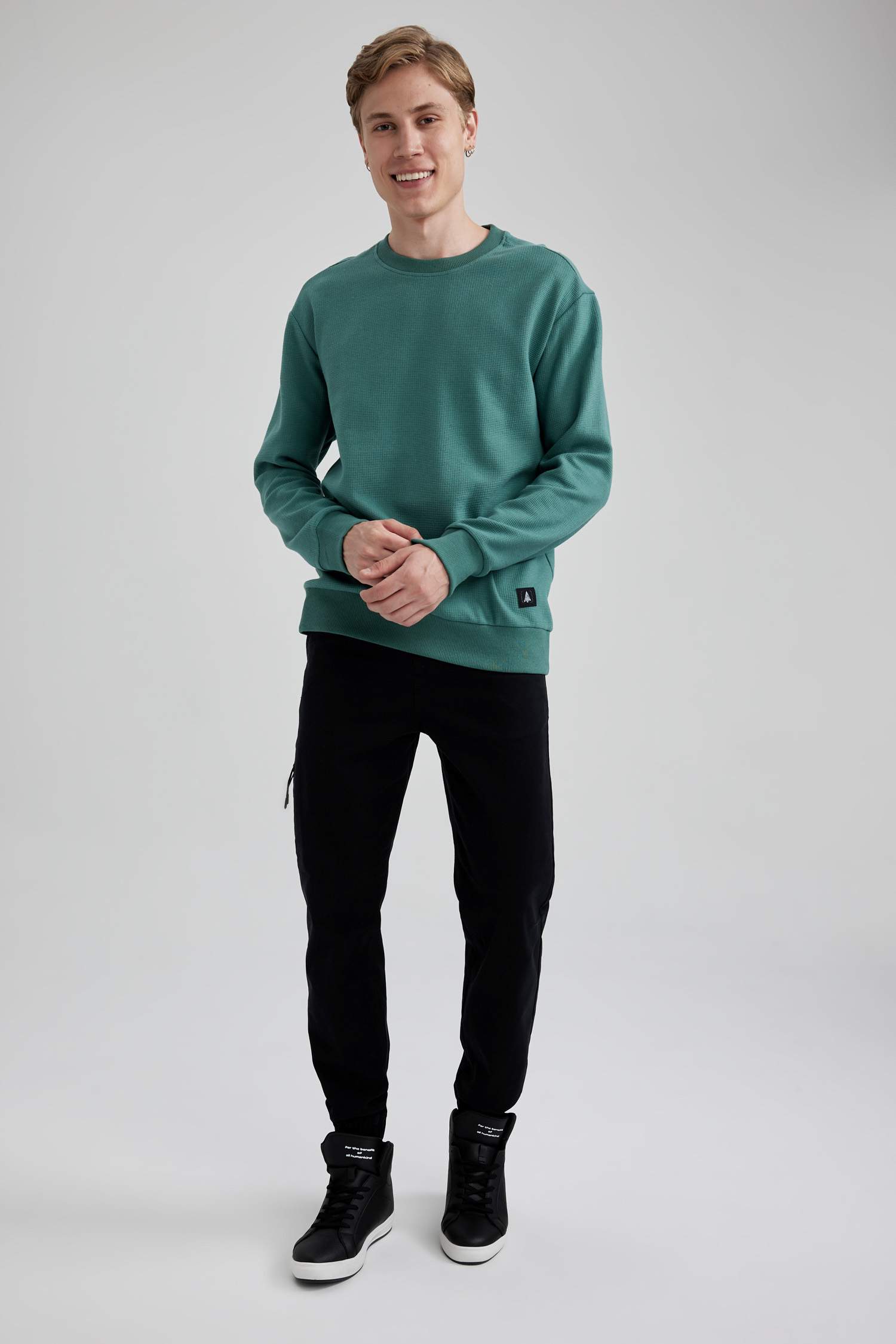 سويت شيرت قصة عادية بياقة مستديرة