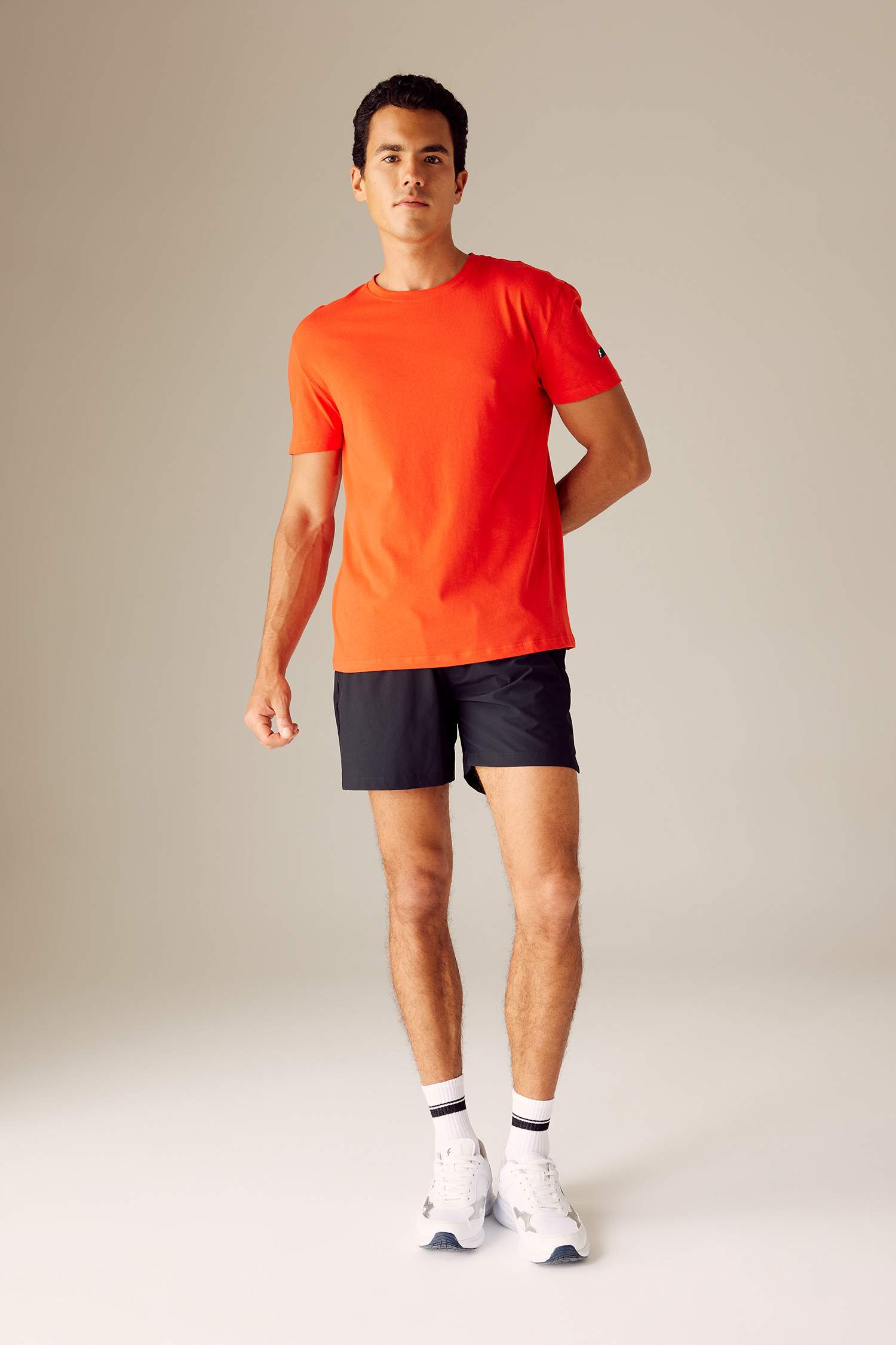 تي شيرت قطن مطبوع بقصة عادية بياقة مستديرة