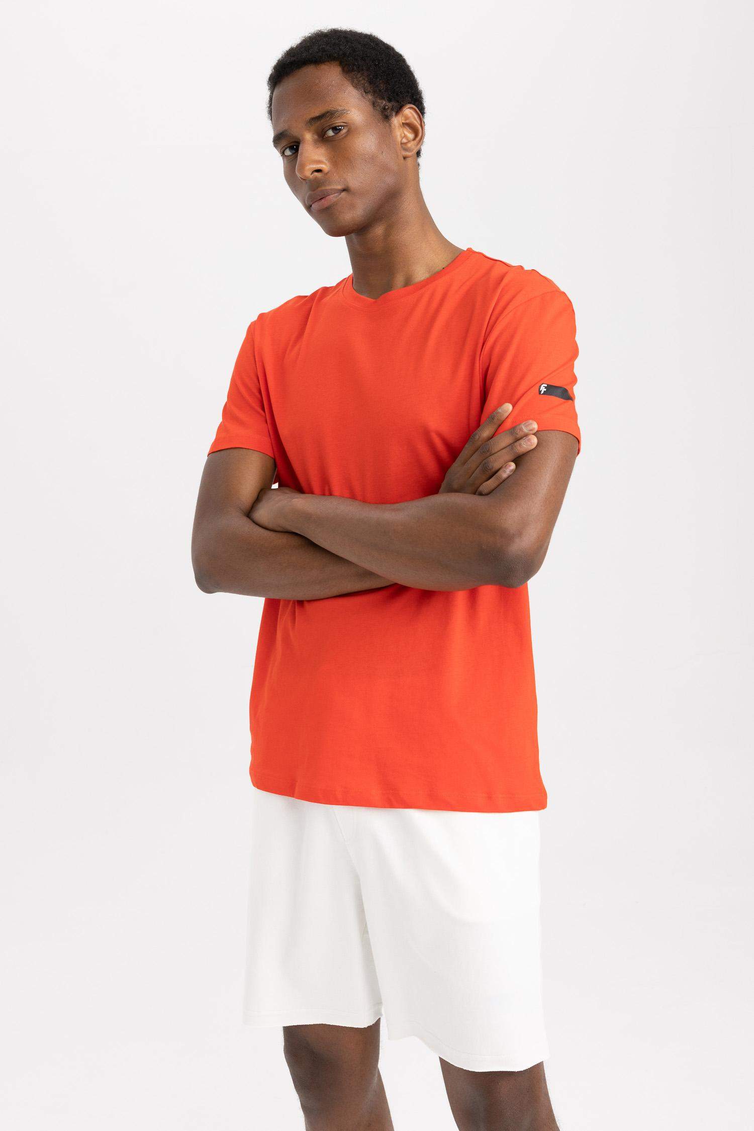 تي شيرت قطن مطبوع بقصة عادية بياقة مستديرة