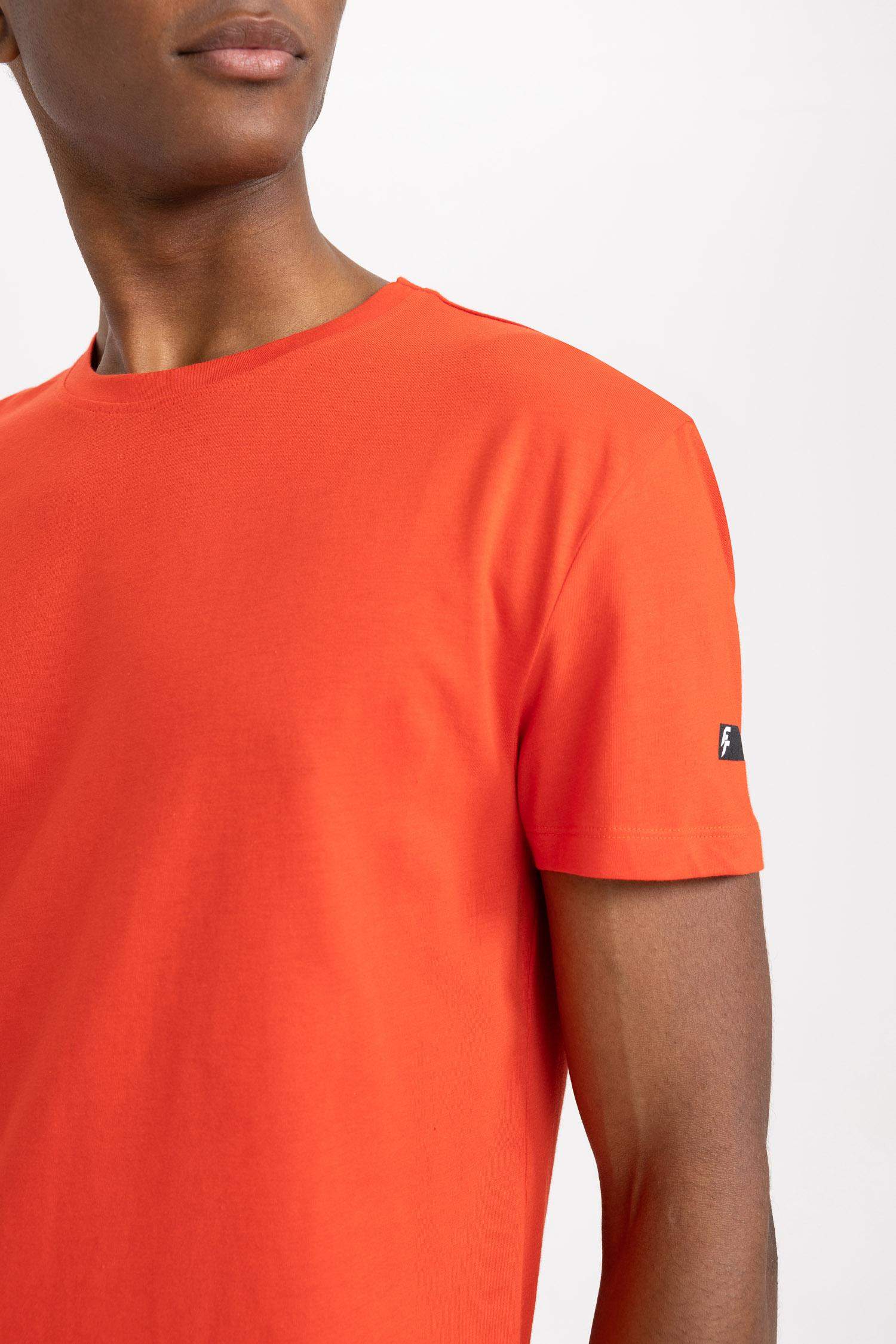 تي شيرت قطن مطبوع بقصة عادية بياقة مستديرة