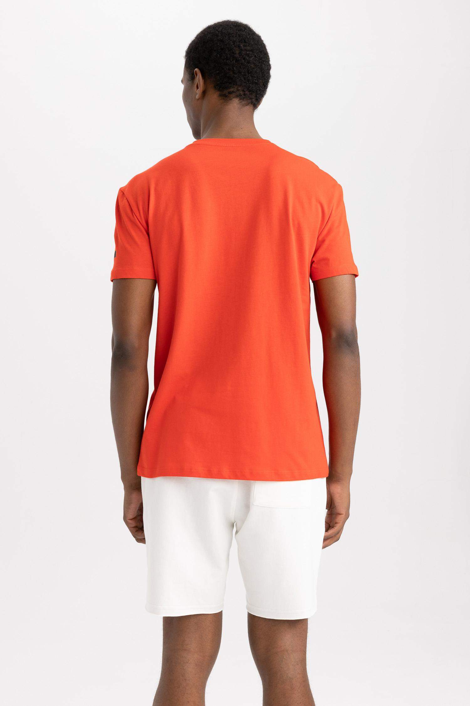 تي شيرت قطن مطبوع بقصة عادية بياقة مستديرة