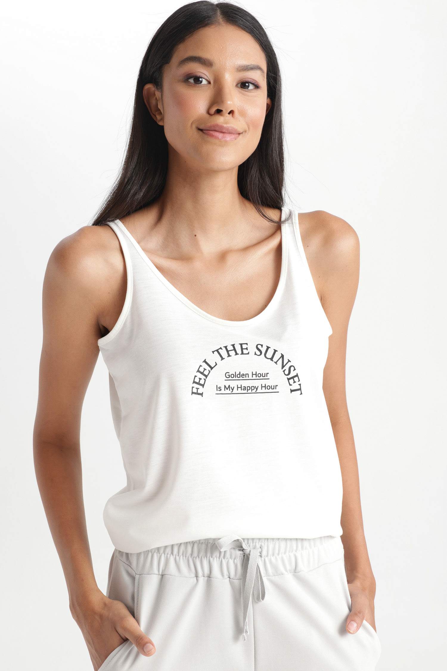 فانيلة بقصة عادية وياقة مستديرة