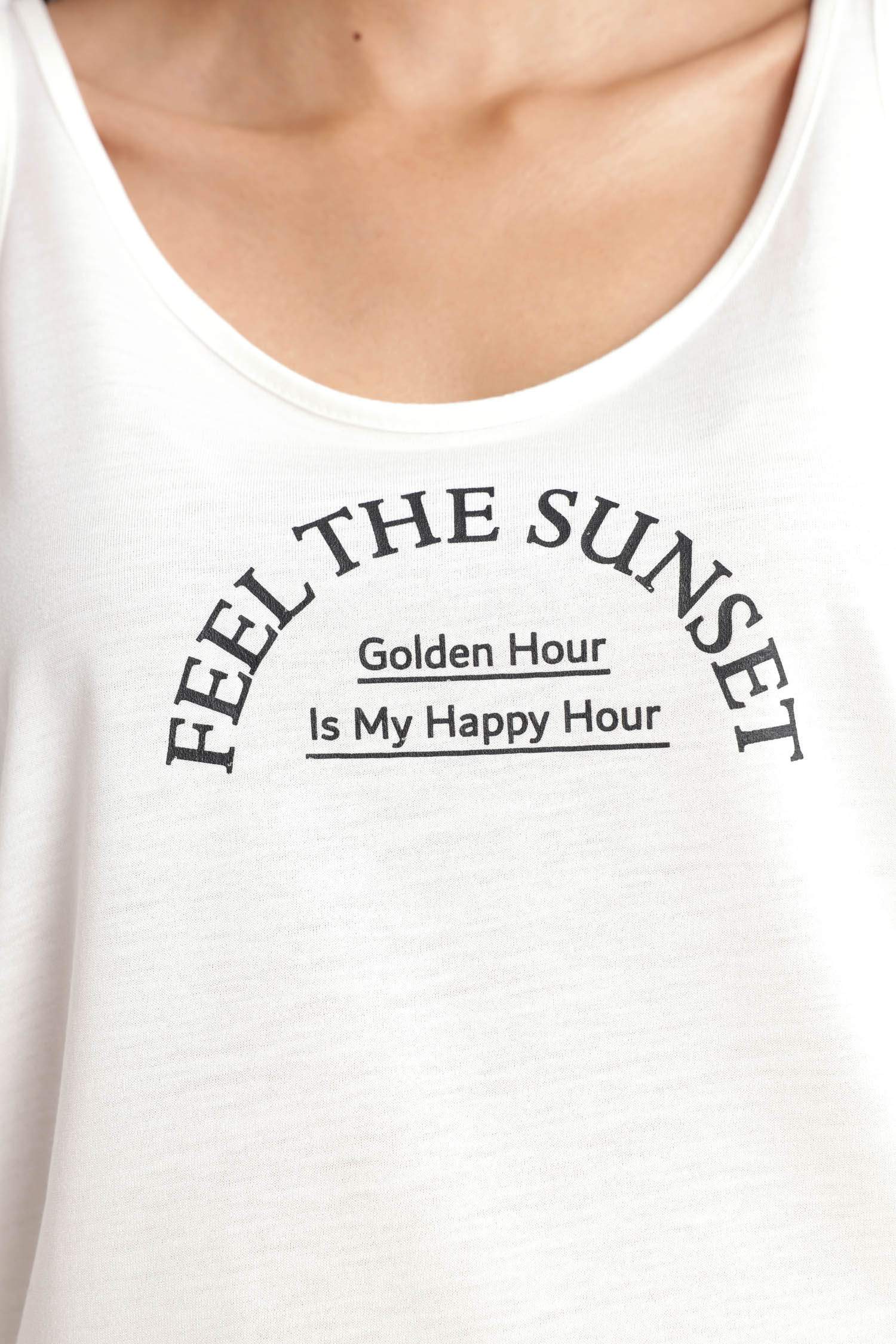 فانيلة بقصة عادية وياقة مستديرة