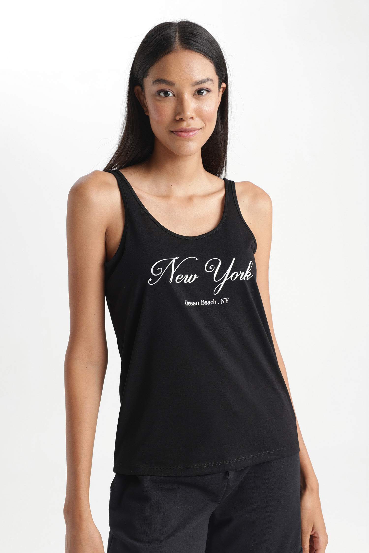 فانيلة بقصة عادية بياقة مستديرة