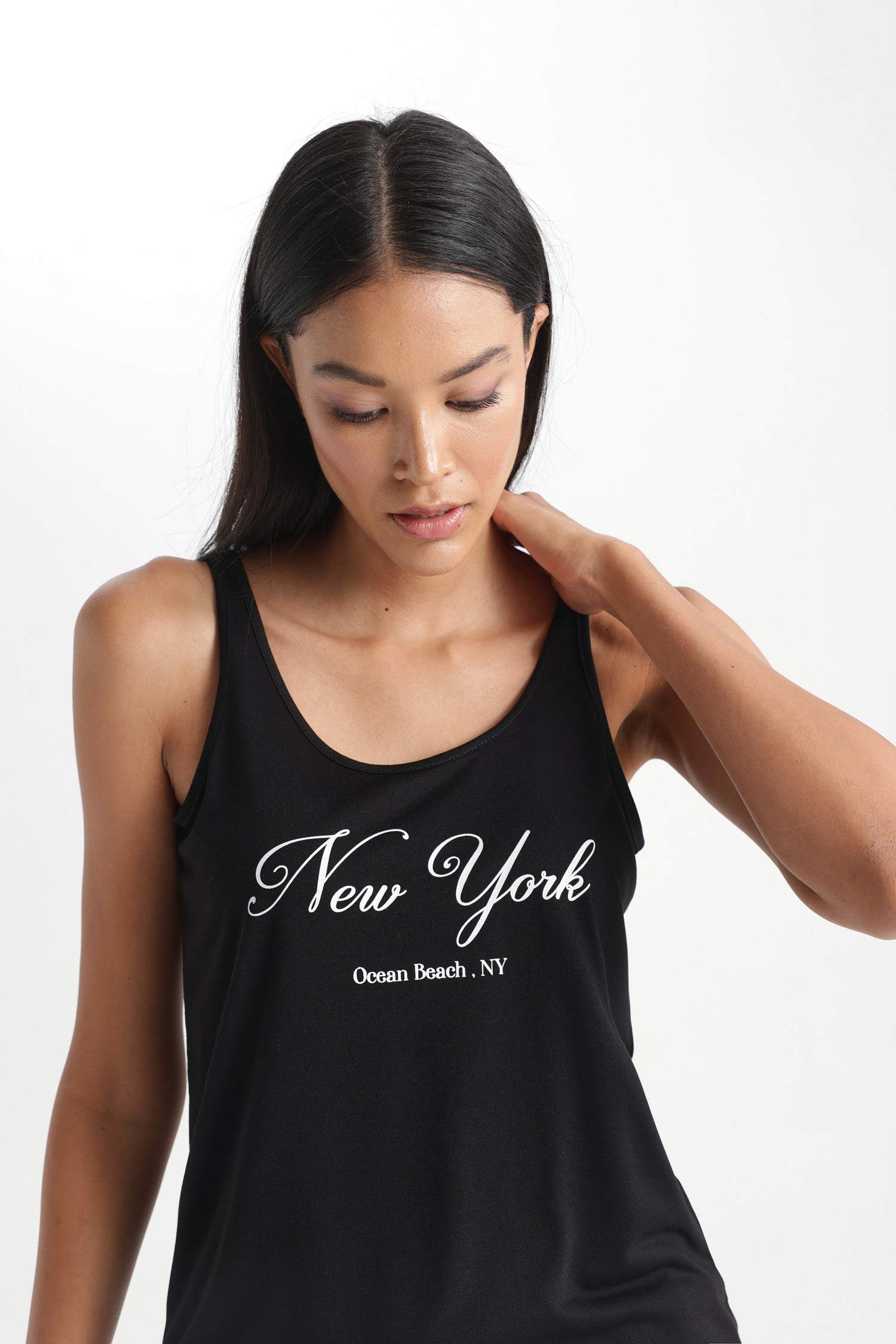 فانيلة بقصة عادية بياقة مستديرة