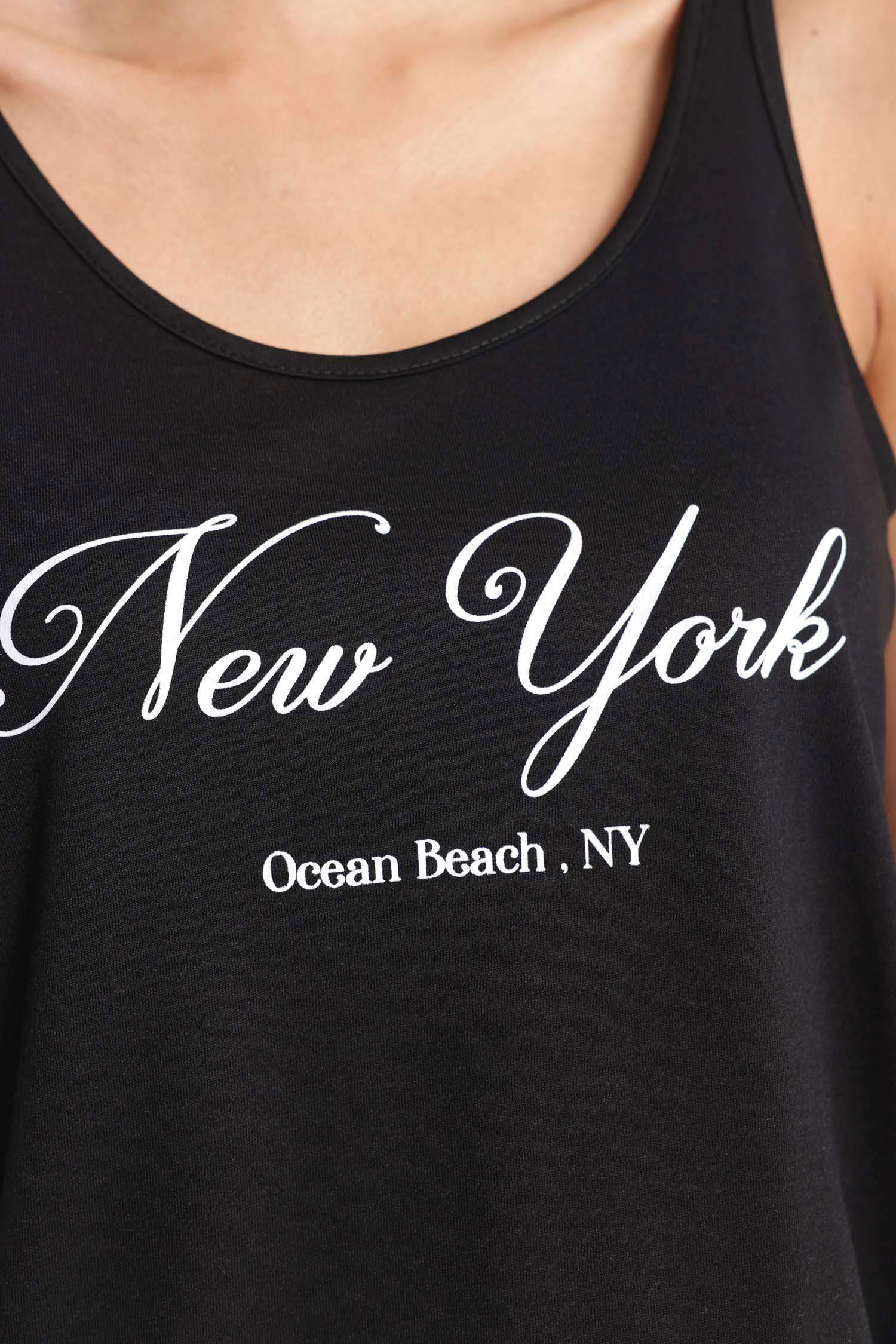 فانيلة بقصة عادية بياقة مستديرة