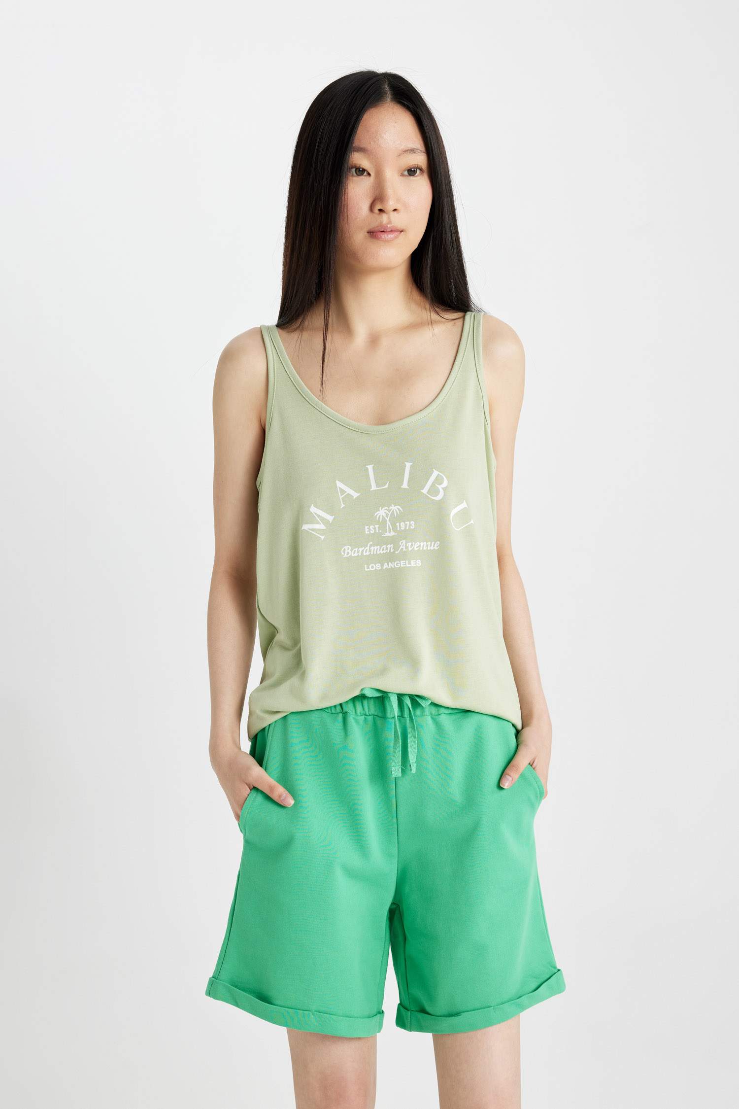 فانيلة بقصة عادية بياقة مستديرة