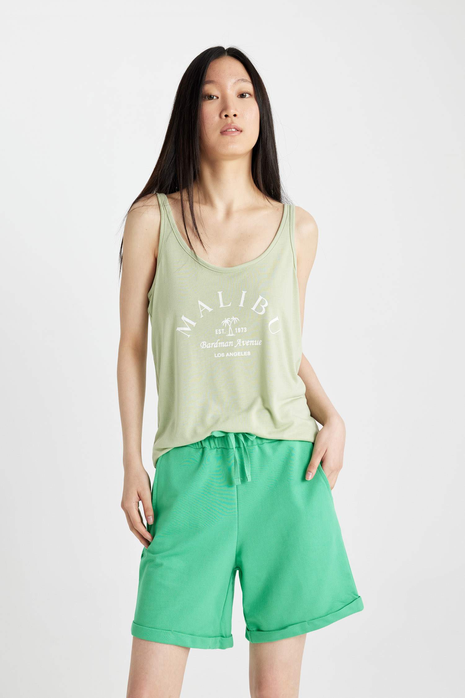 فانيلة بقصة عادية بياقة مستديرة