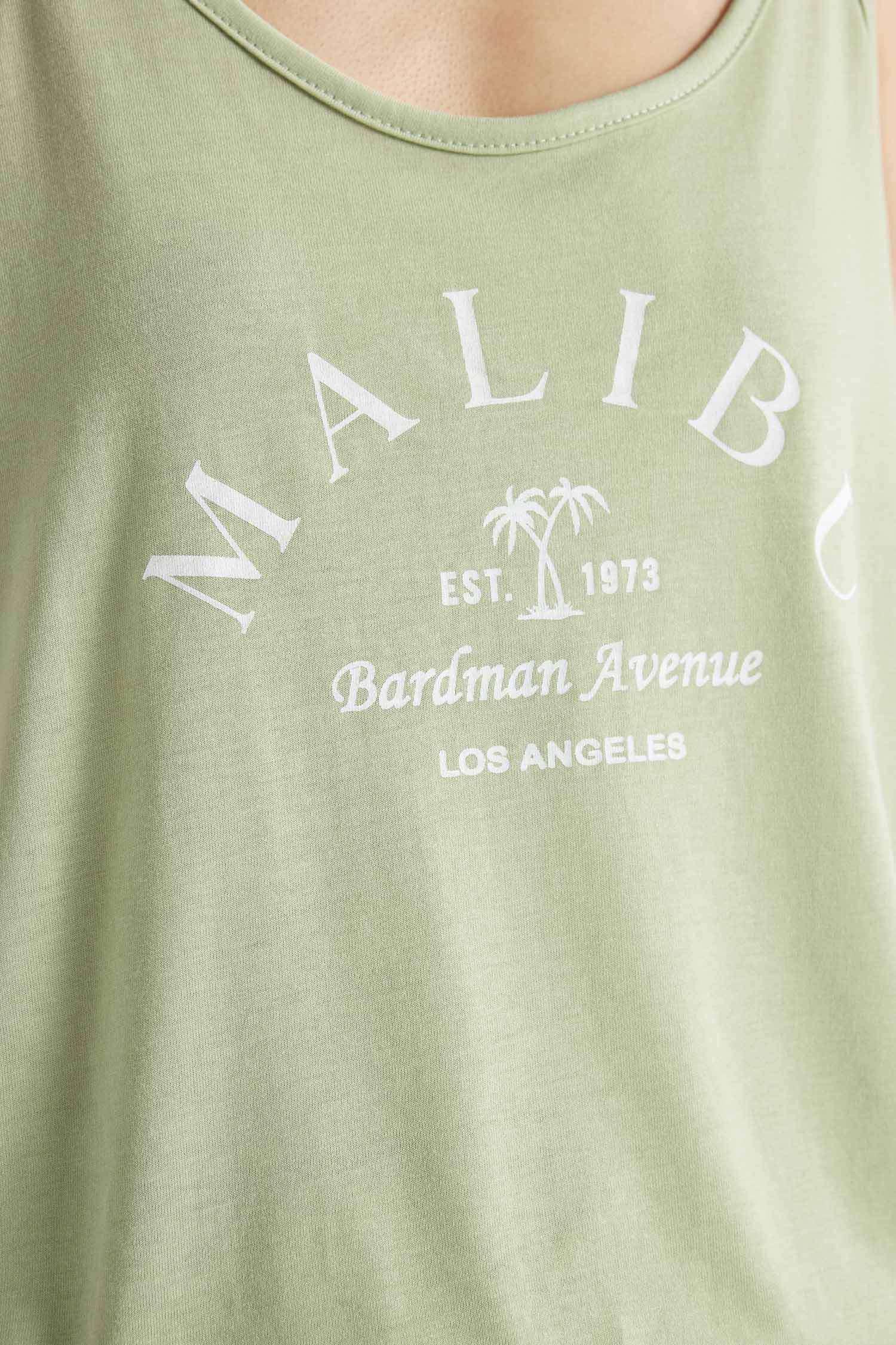 فانيلة بقصة عادية بياقة مستديرة