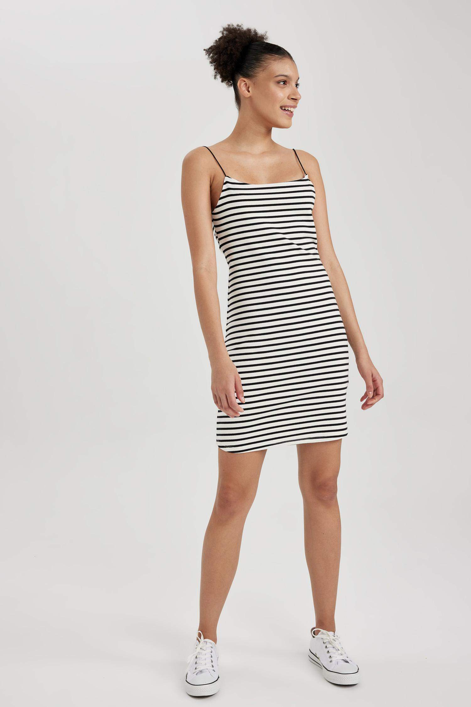 Платье мини с коротким рукавом