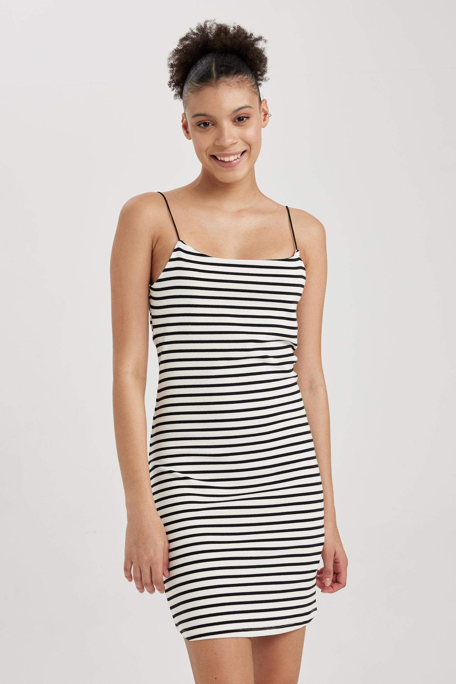 Платье мини с коротким рукавом