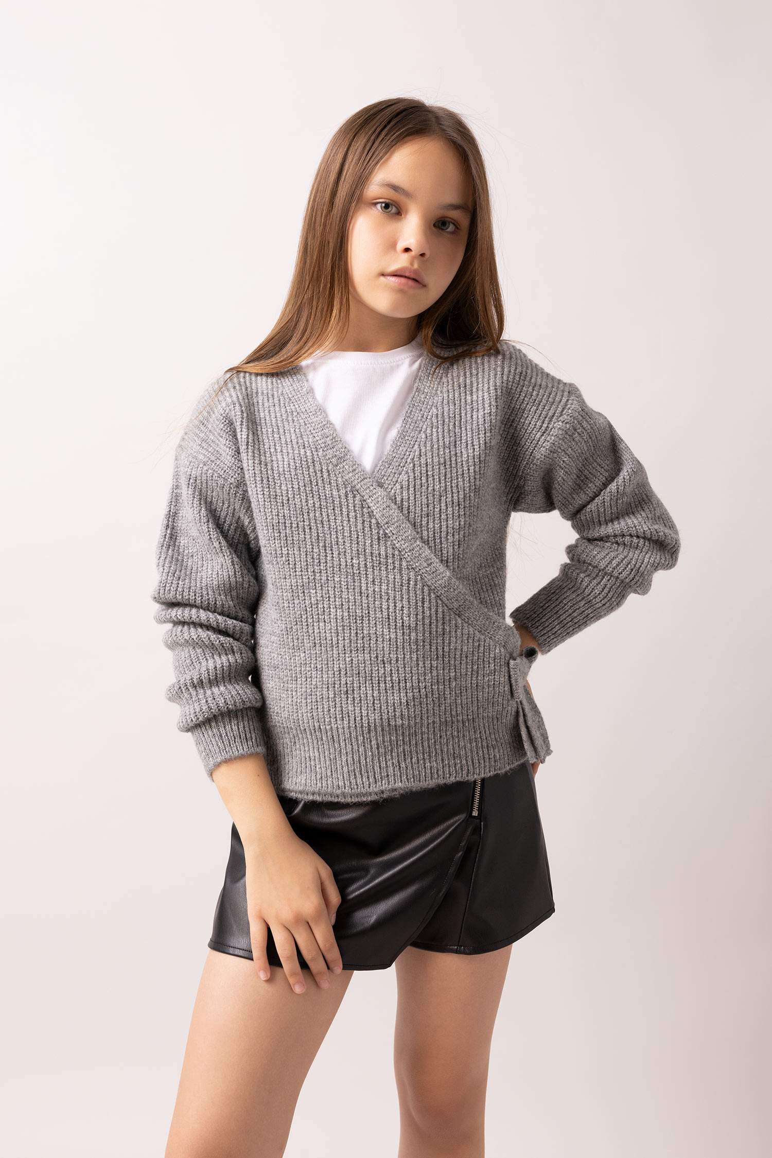 Свитер с V-образным вырезом для девочек