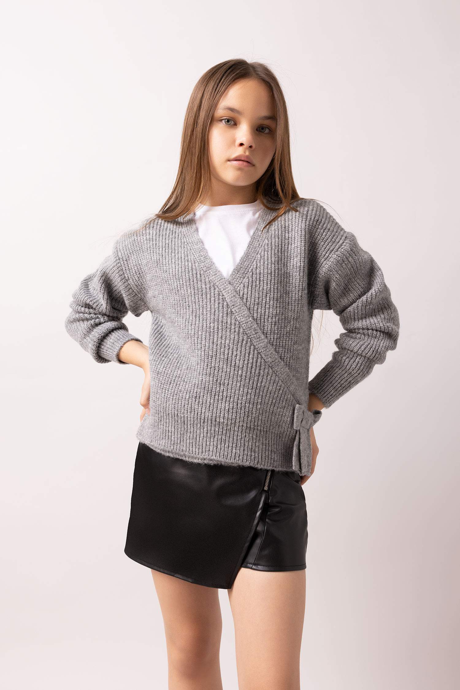 Свитер с V-образным вырезом для девочек