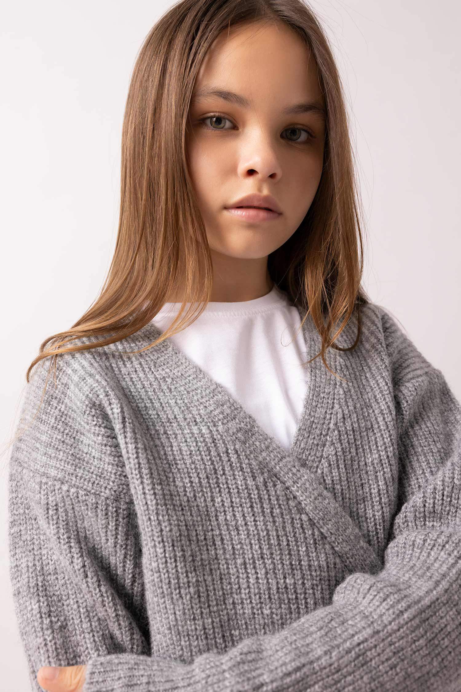 Свитер с V-образным вырезом для девочек