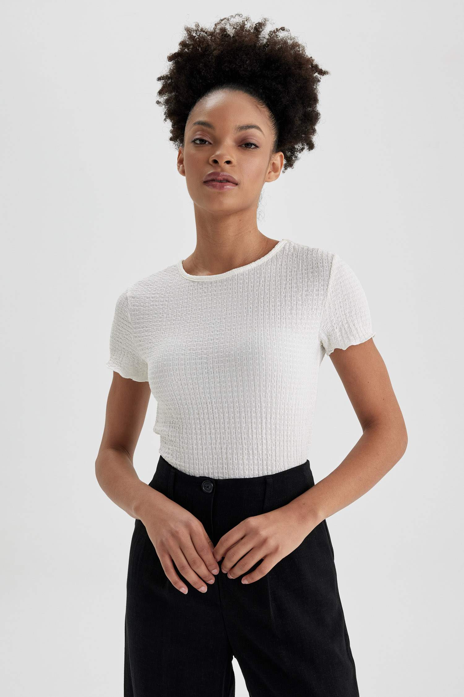 White Woman Fitted Crew Neck Short Sleeve T-Shirt 2813330 | DeFacto