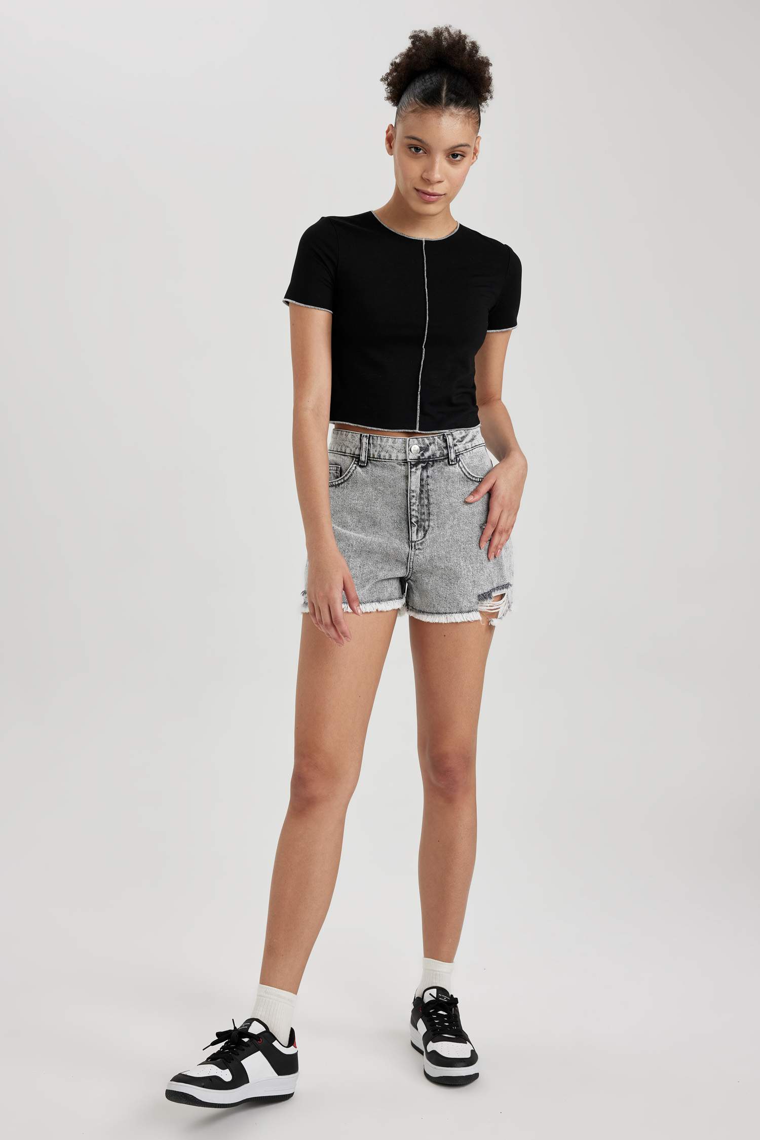 Футболка з коротким рукавом приталеного крою для жінок