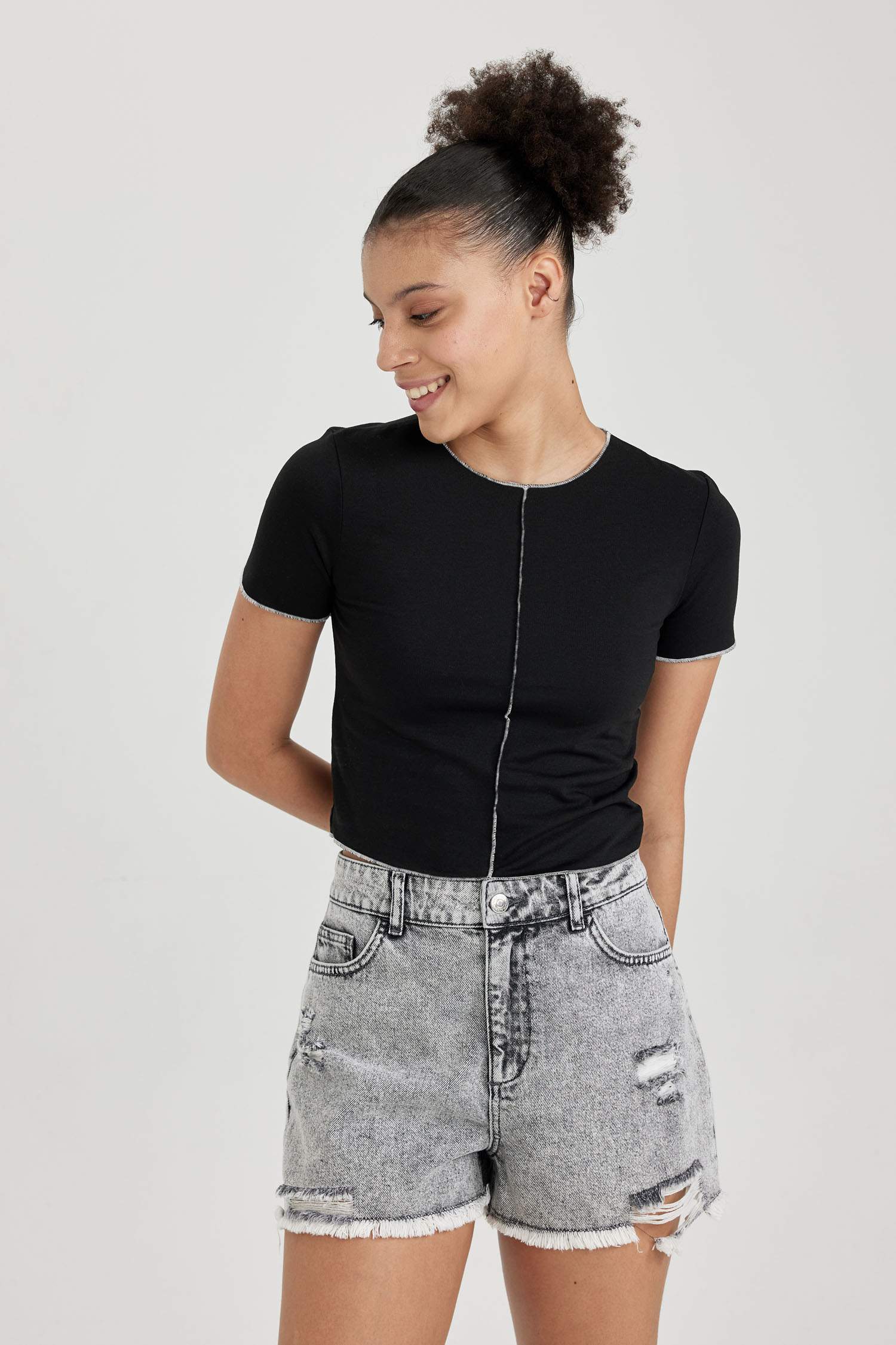 Футболка з коротким рукавом приталеного крою для жінок