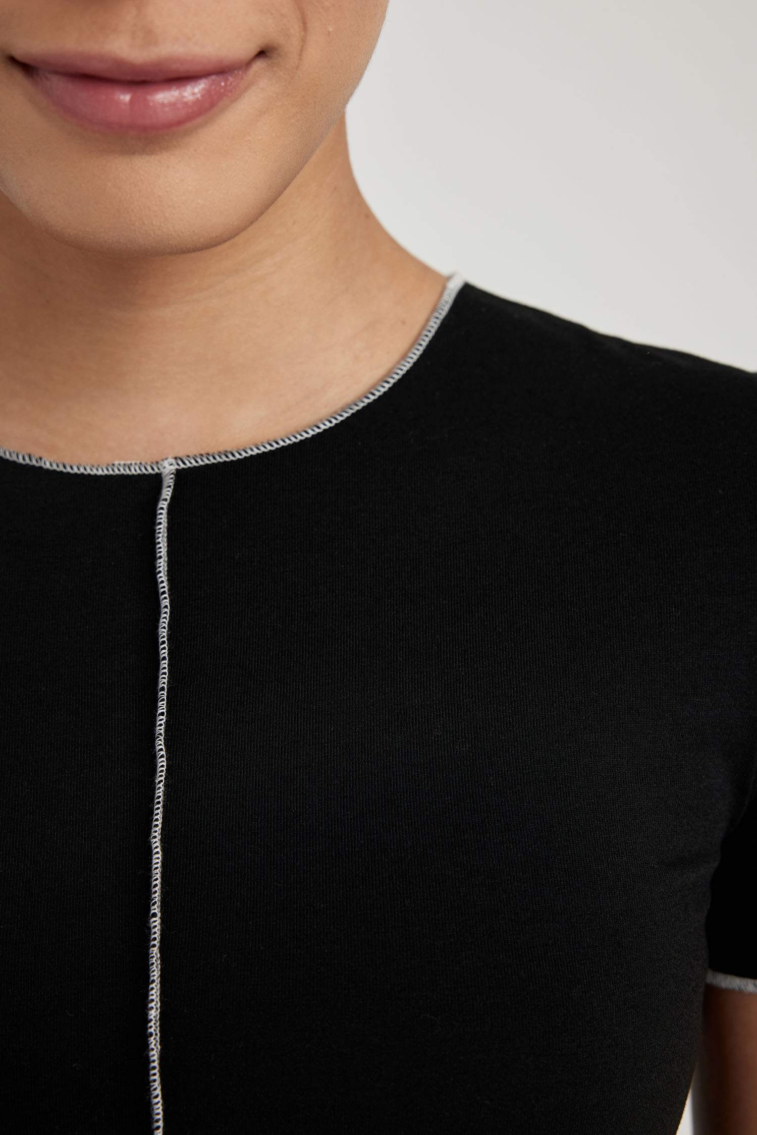 Футболка з коротким рукавом приталеного крою для жінок