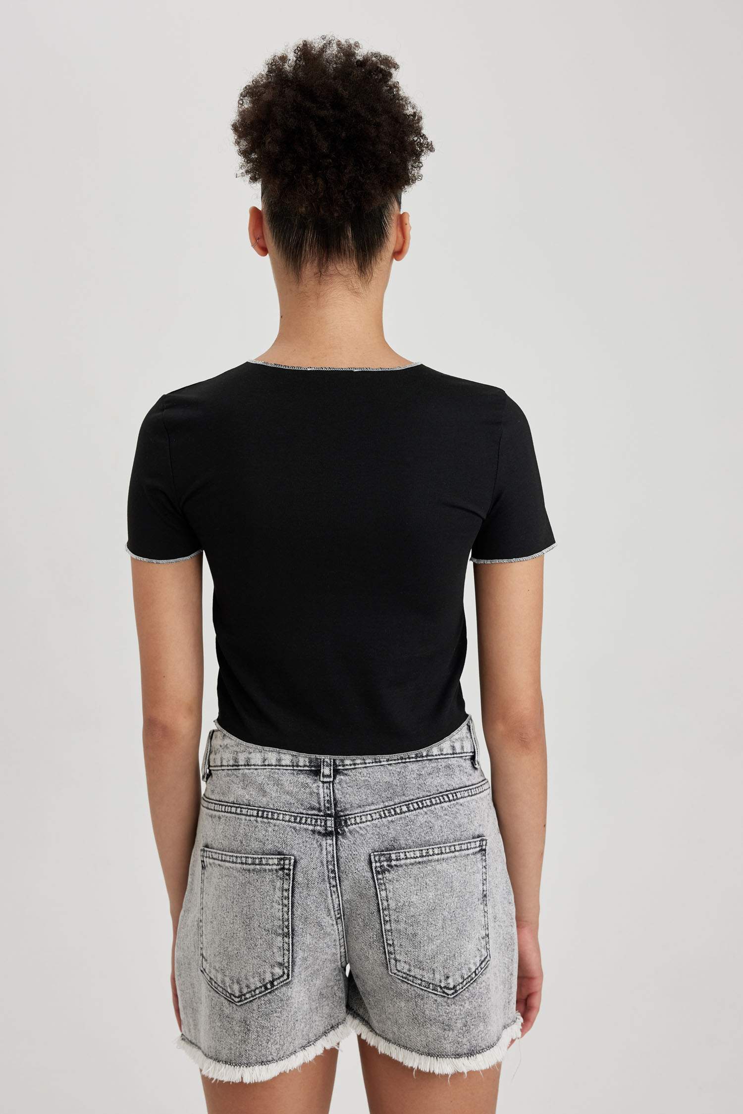 Футболка з коротким рукавом приталеного крою для жінок