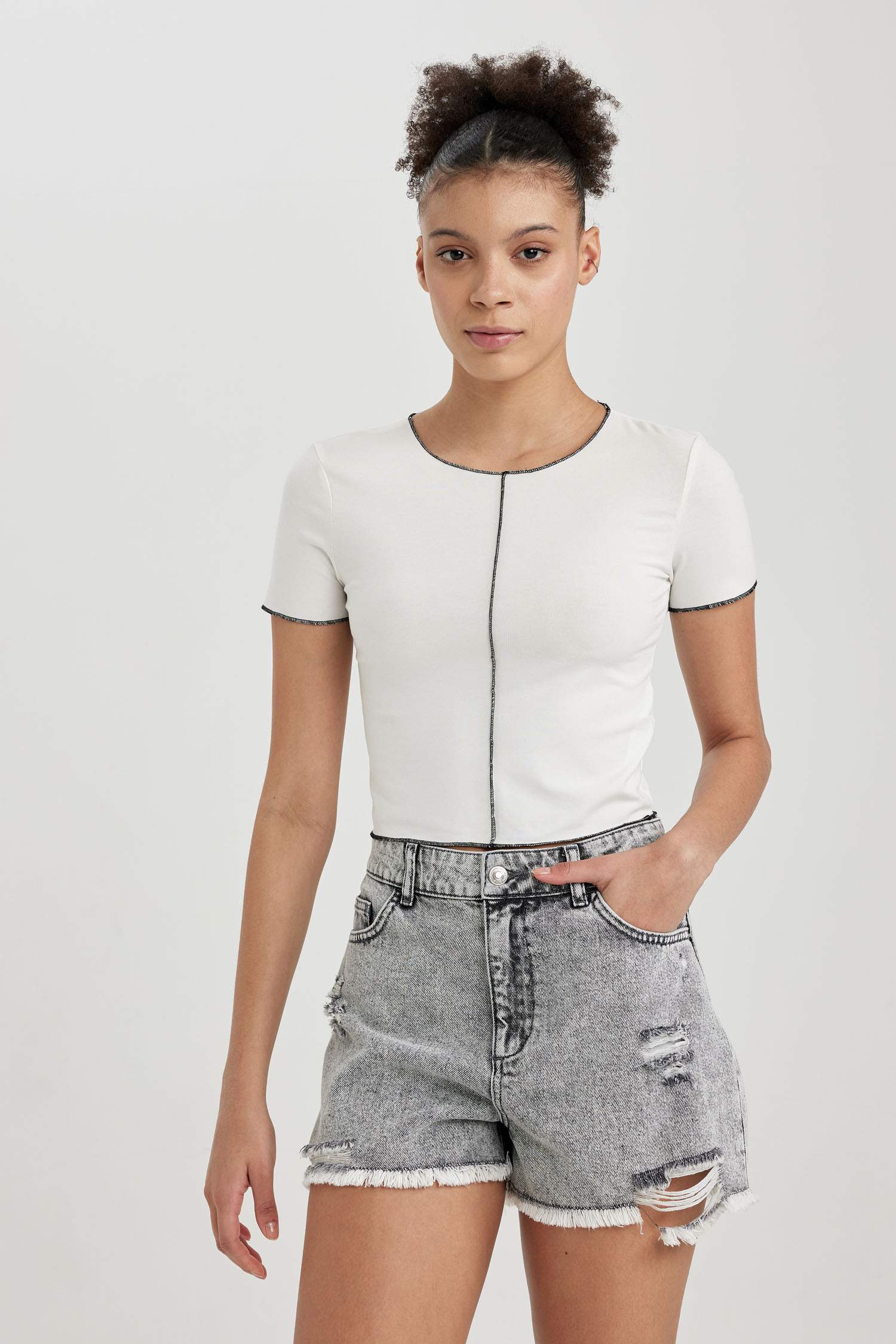 Футболка з коротким рукавом приталеного крою для жінок