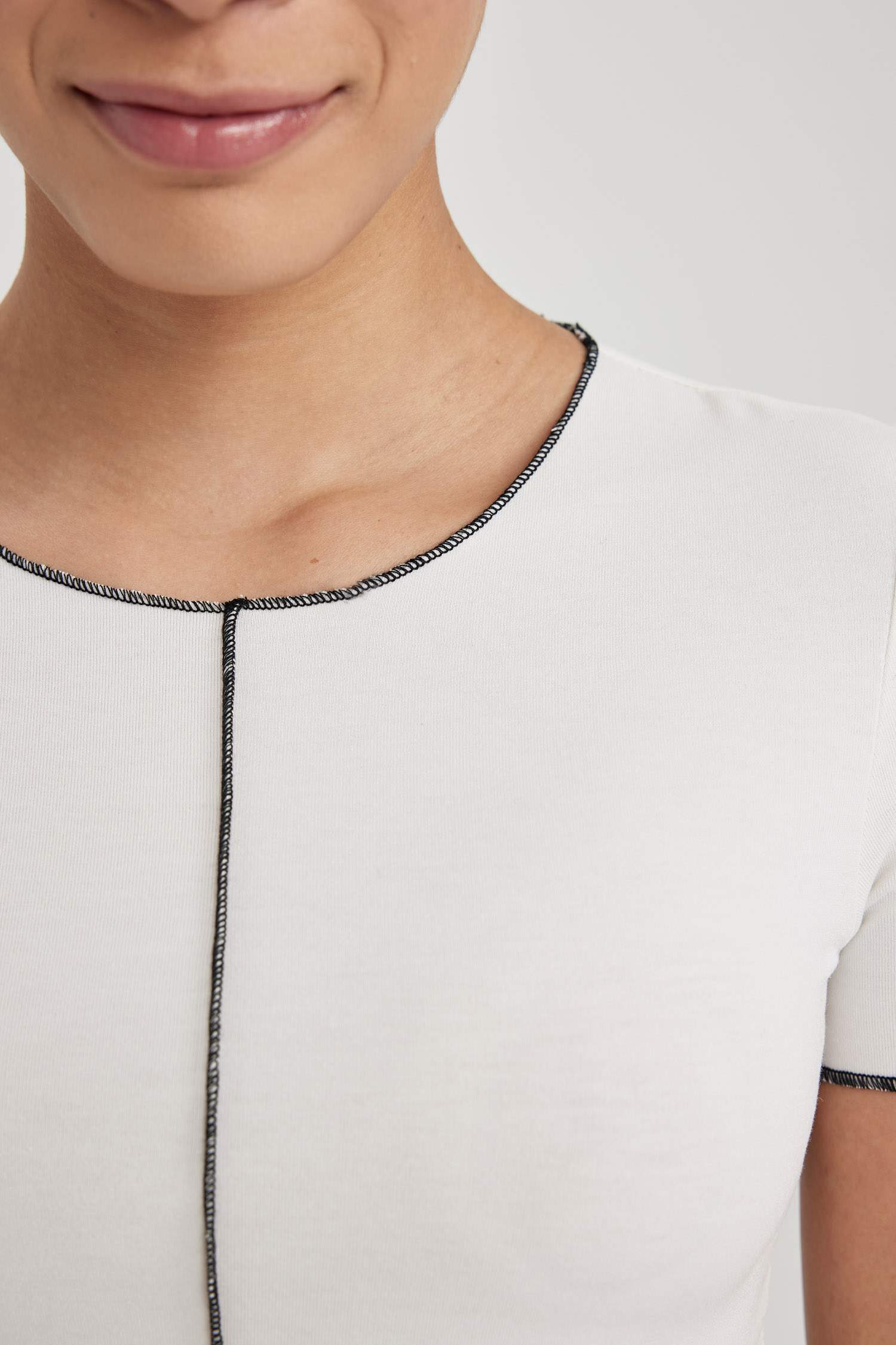 Футболка з коротким рукавом приталеного крою для жінок