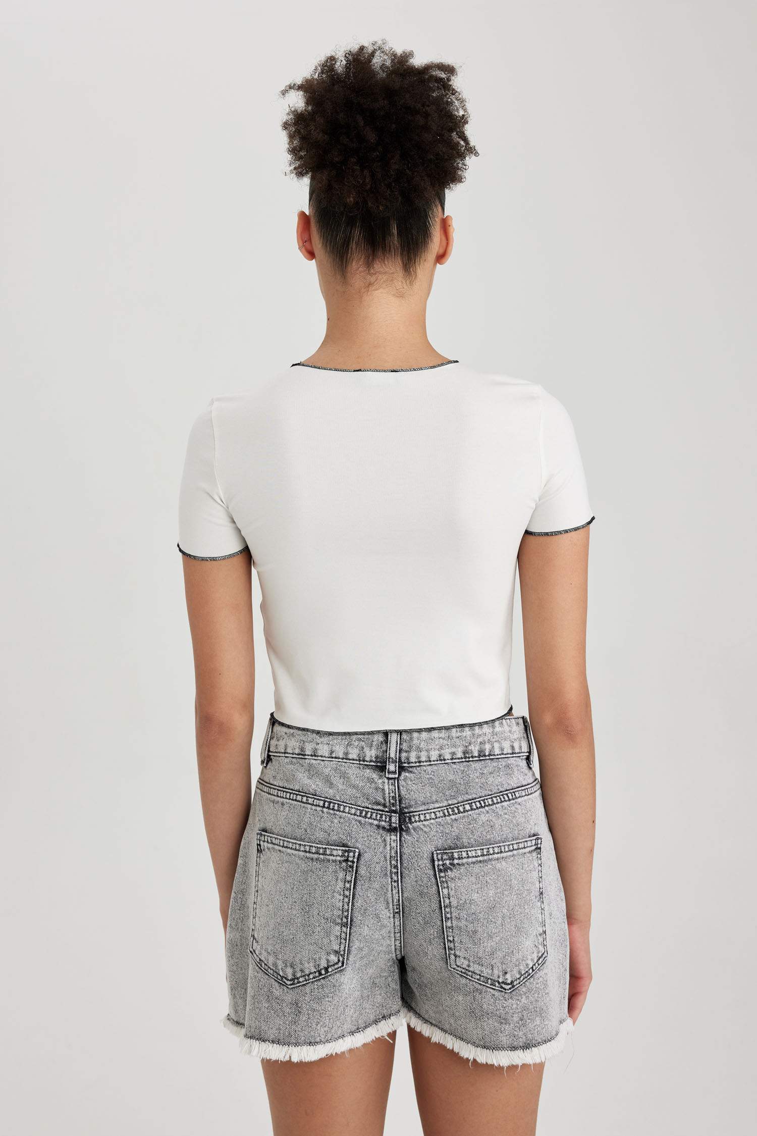 Футболка з коротким рукавом приталеного крою для жінок