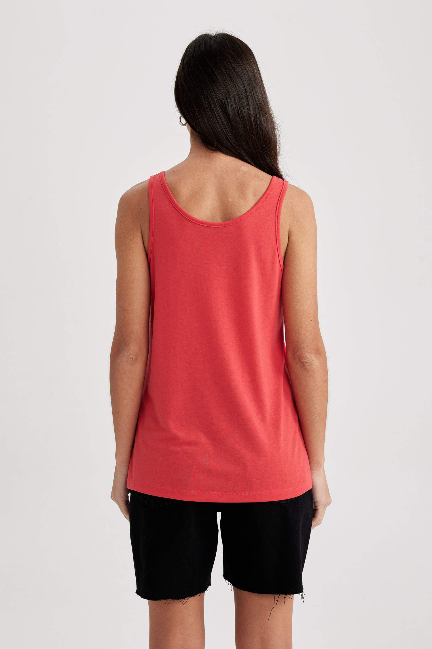 فانيلة مطبوع بقصة عادية بياقة مستديرة