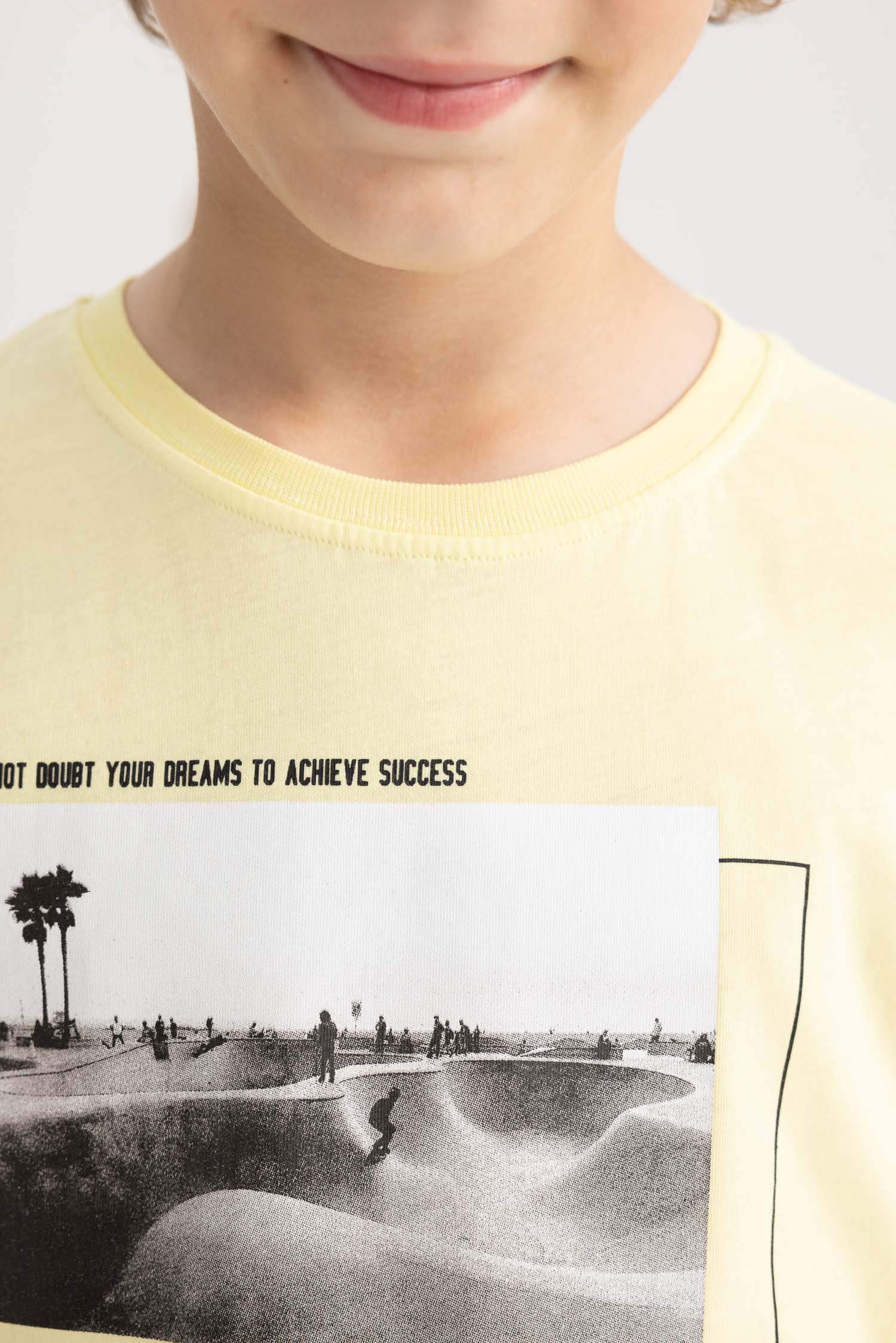 Ұлдарға дөңгелек жаға басып шығарылған қысқа жеңді Қысқа жеңді футболка