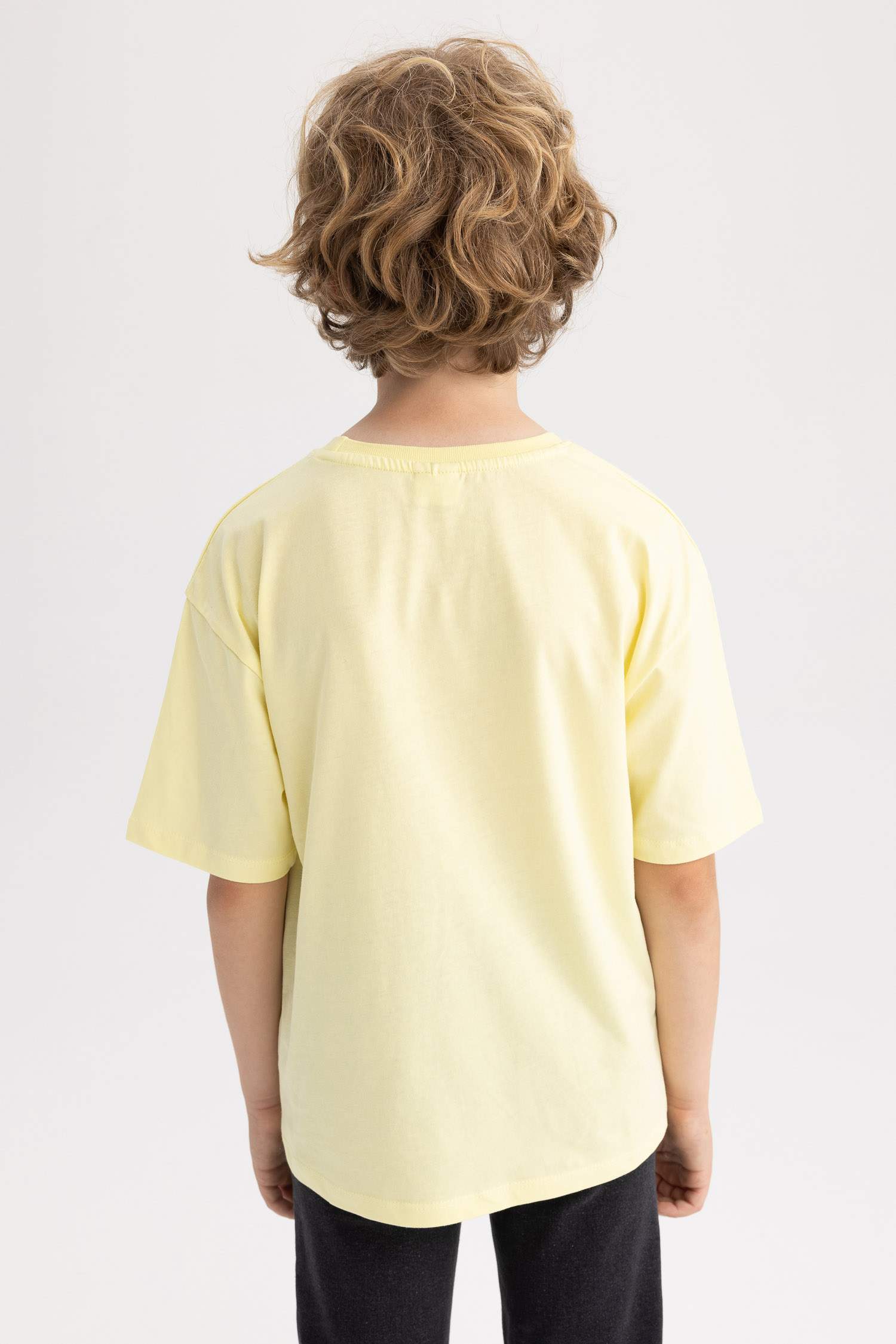 Ұлдарға дөңгелек жаға басып шығарылған қысқа жеңді Қысқа жеңді футболка