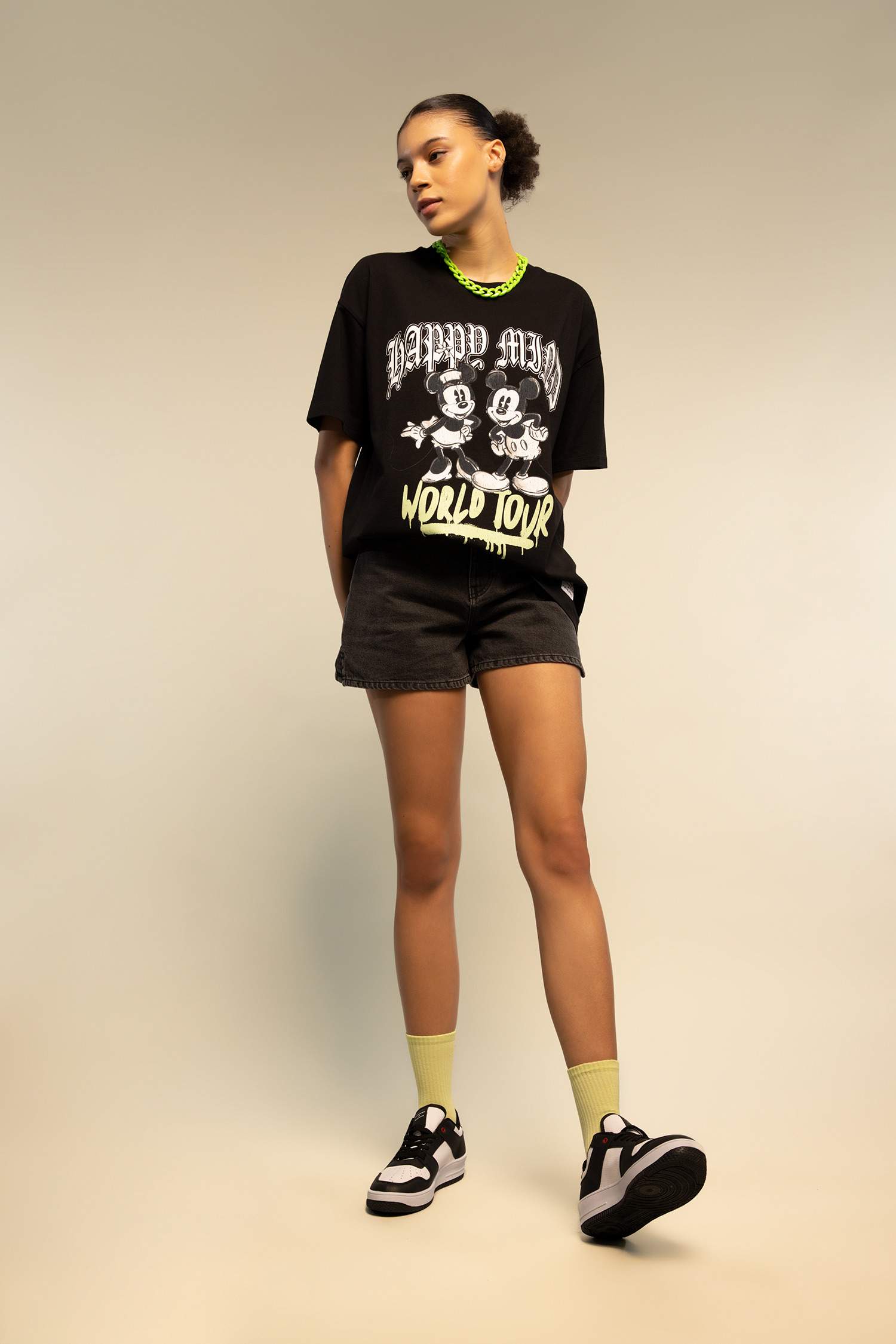 تي شيرت اوفر سايز مطبوع بياقة مستديرة من ديزني ميكي وميني