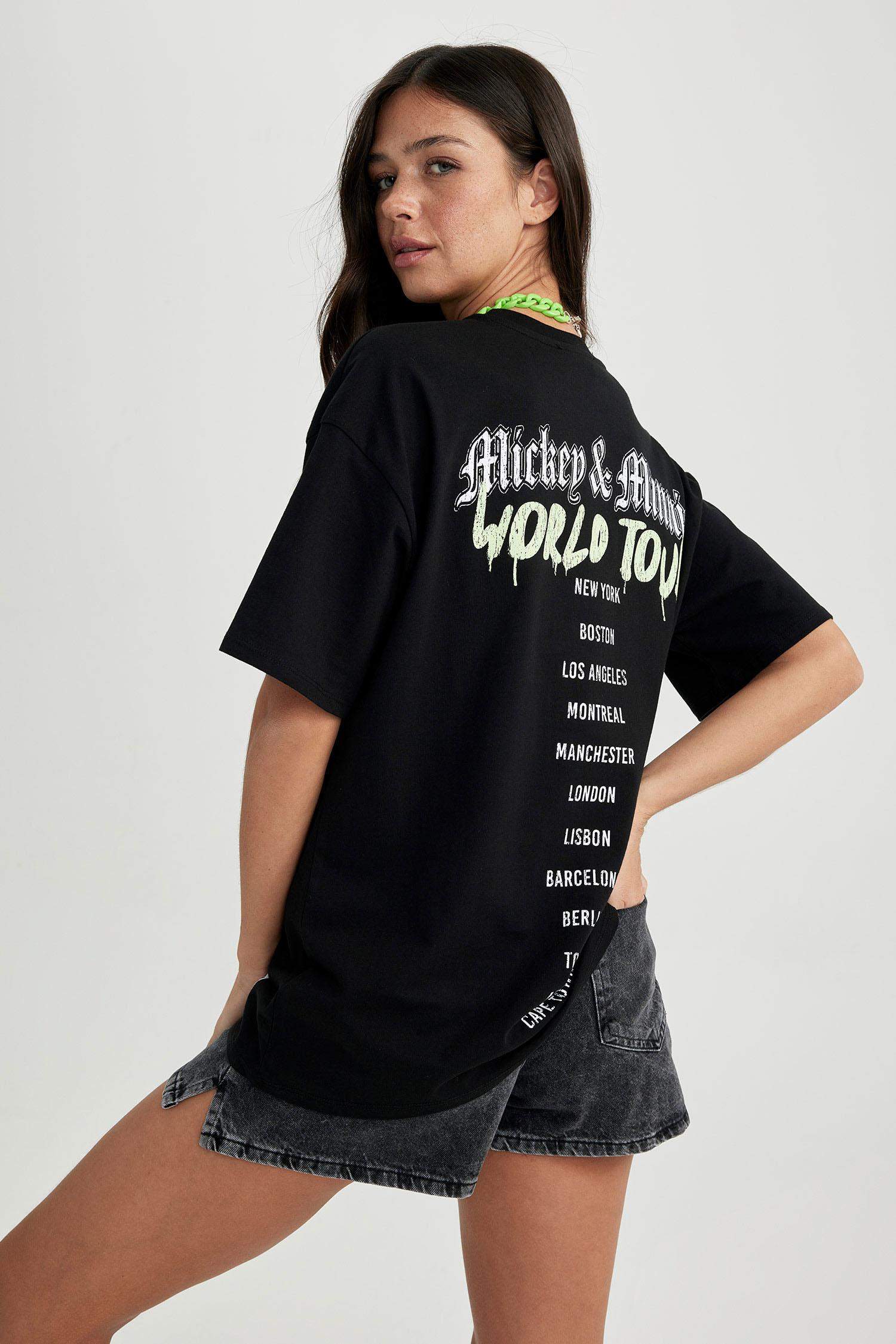 تي شيرت اوفر سايز مطبوع بياقة مستديرة من ديزني ميكي وميني