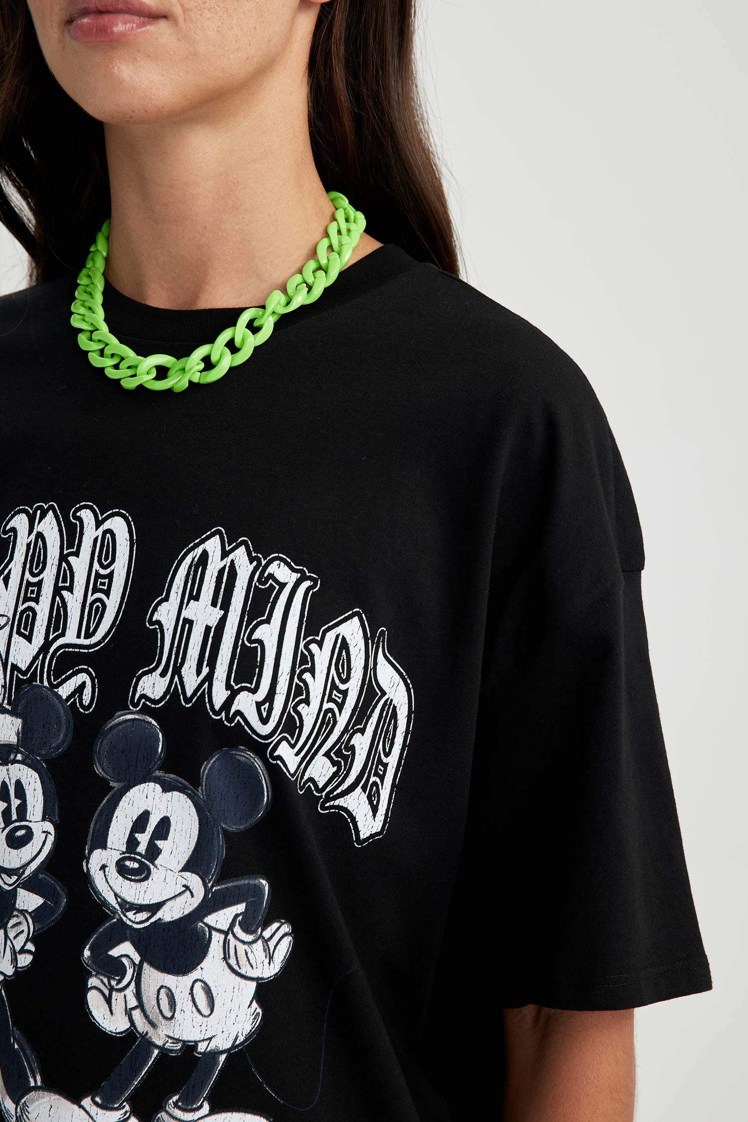 تي شيرت اوفر سايز مطبوع بياقة مستديرة من ديزني ميكي وميني