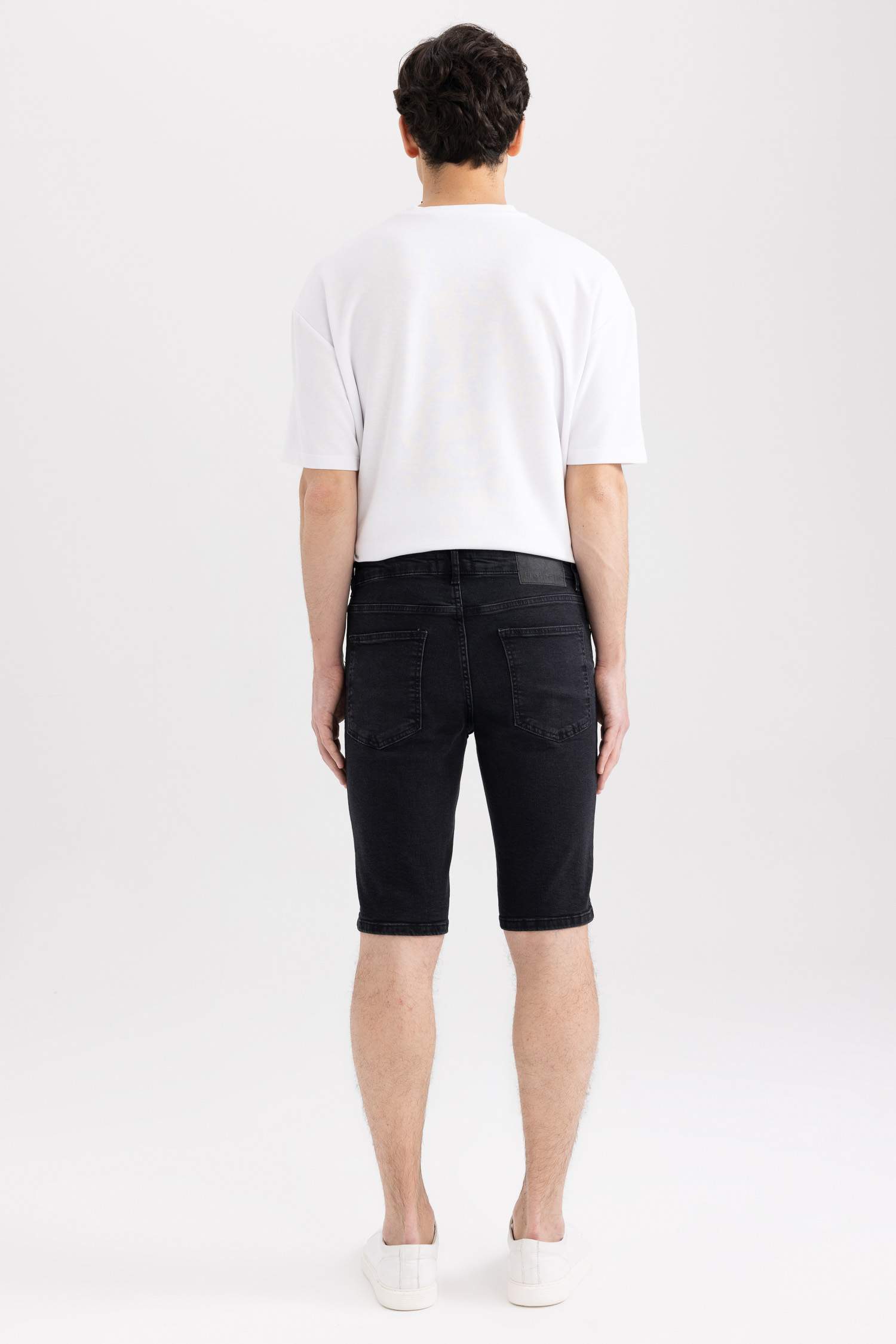 برمودا جينز سليم فيت أسود