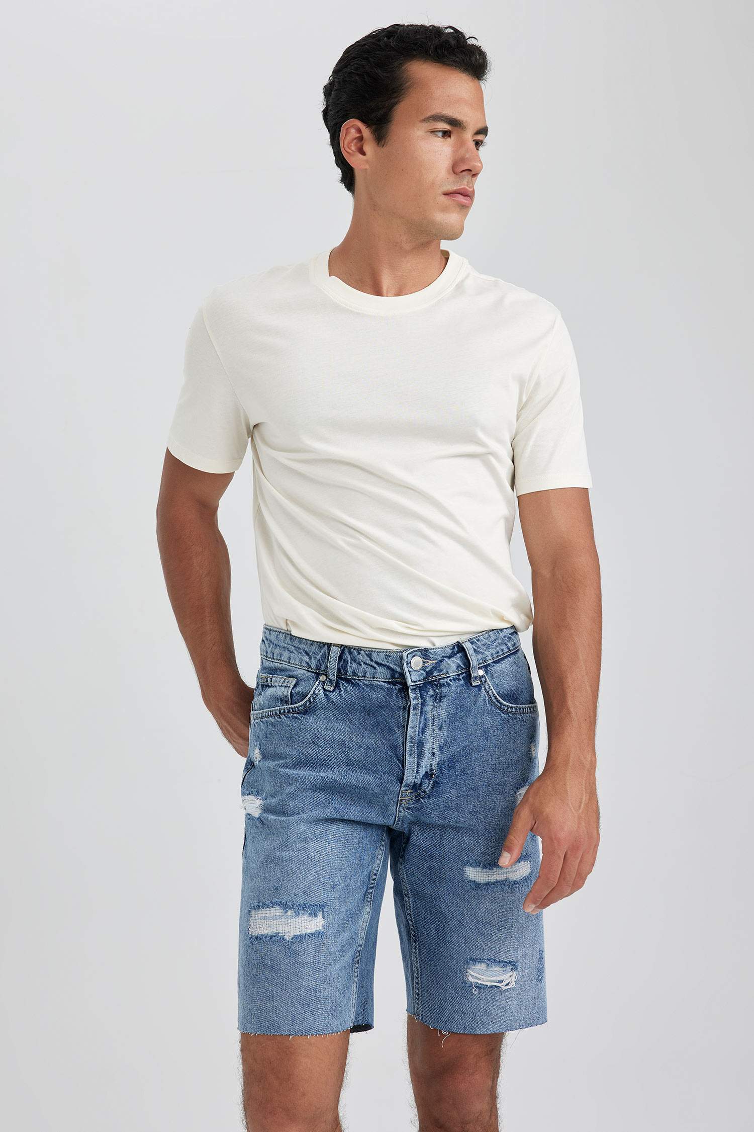 Джинсовые бермуды приталенного кроя