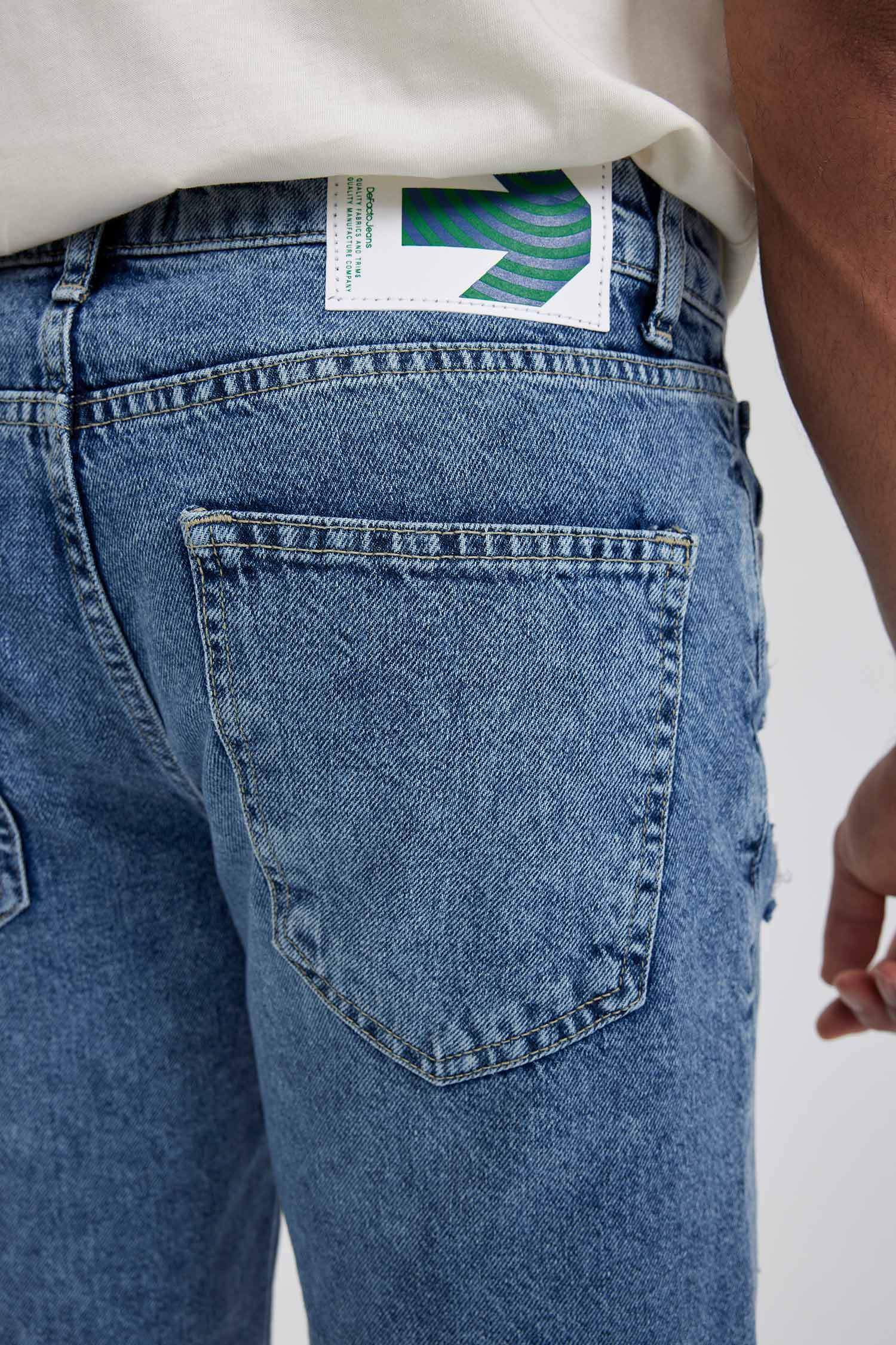 Джинсовые бермуды приталенного кроя