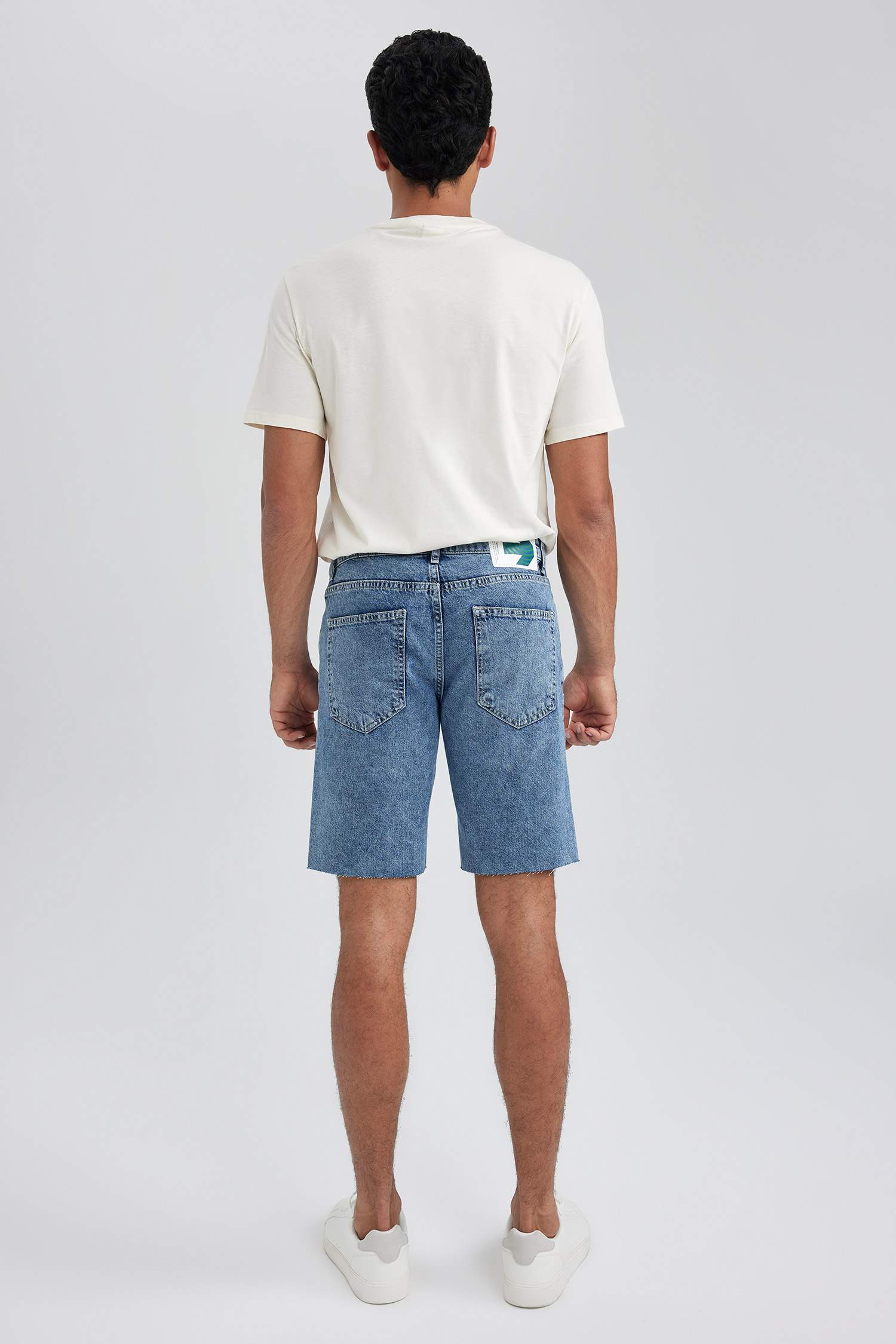 Джинсовые бермуды приталенного кроя