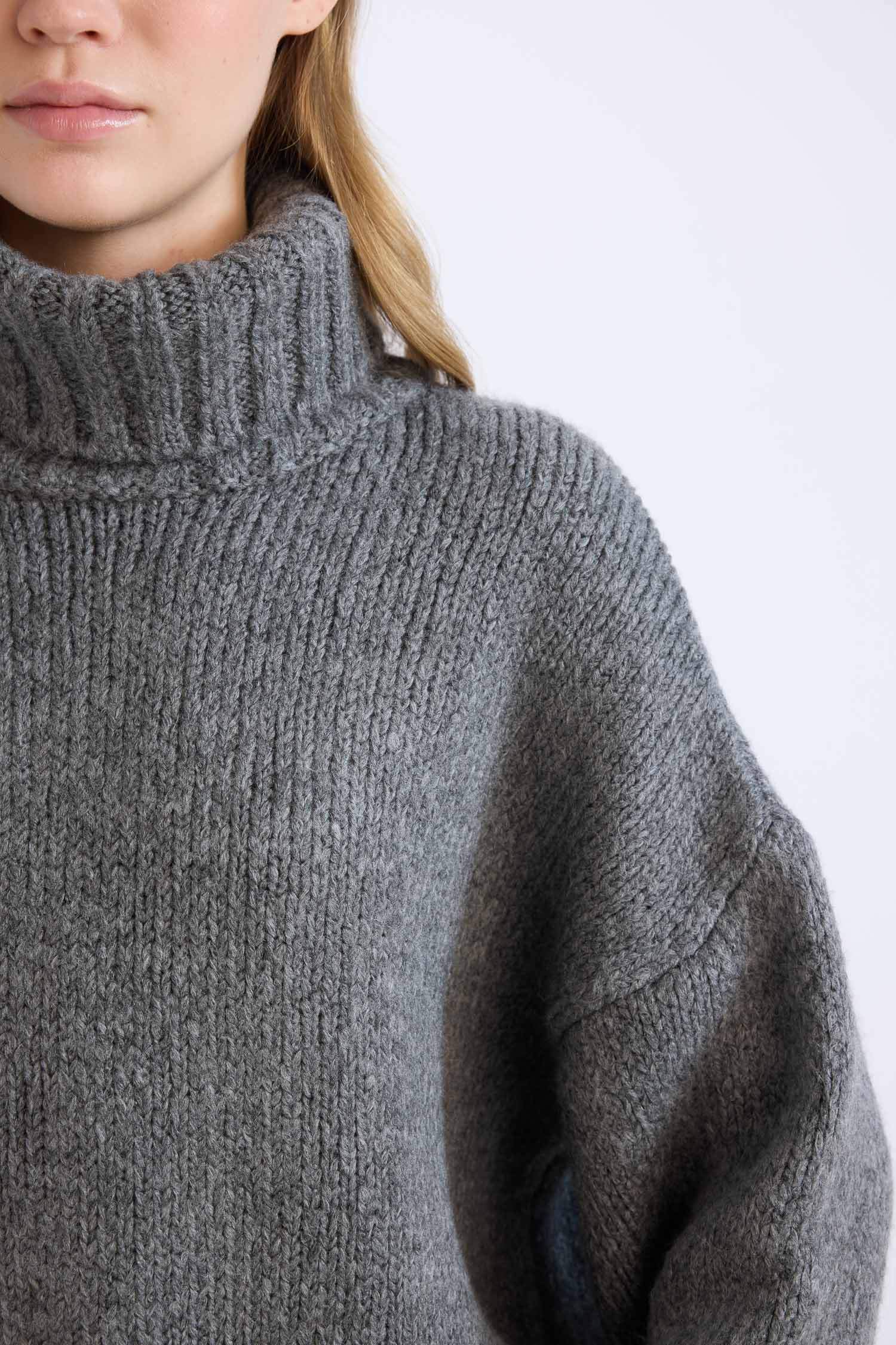 بلوز صوف تريكو سادة اوفر سايز بياخة عالية