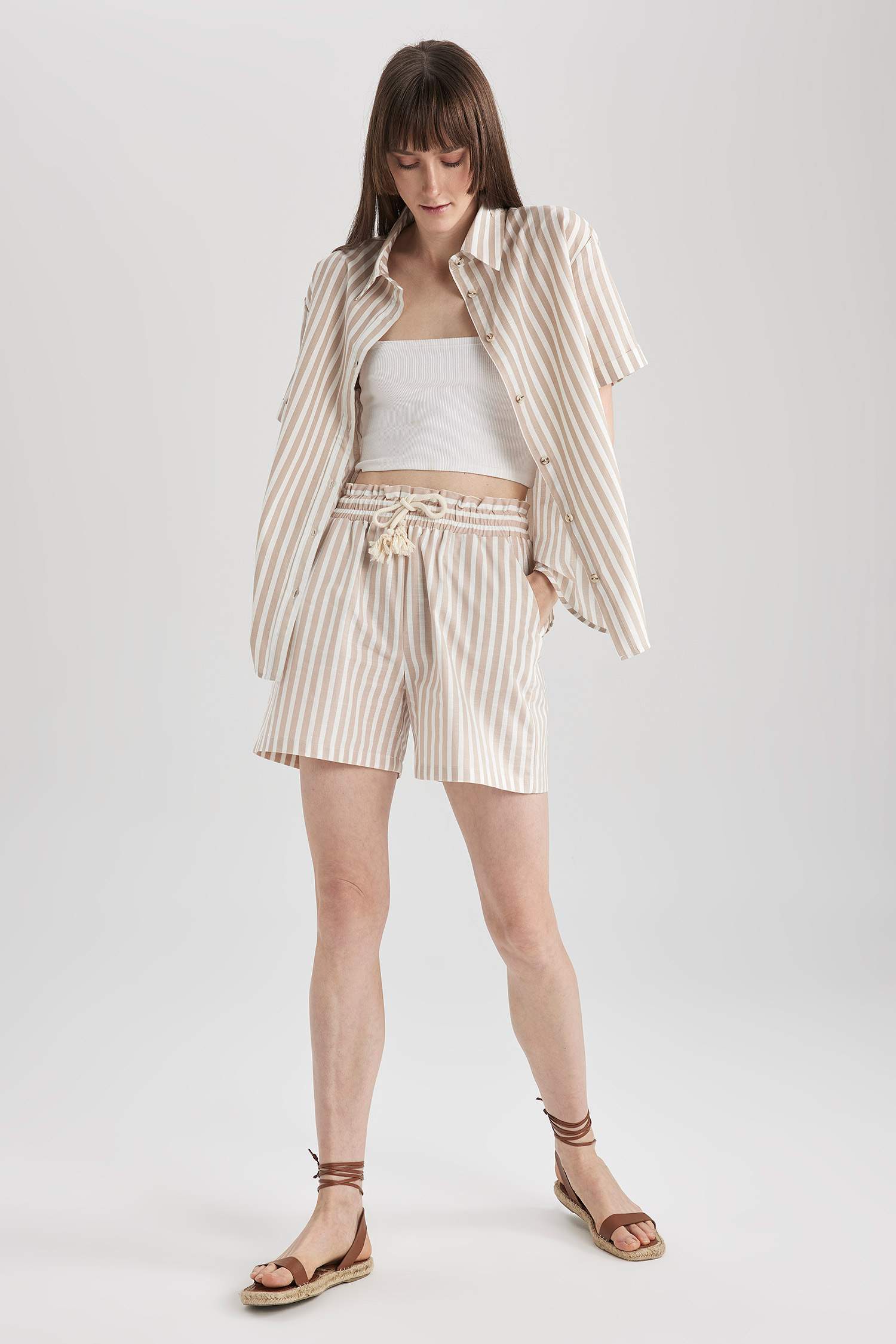 شورت مخطط وايد ليج بخصر عالي