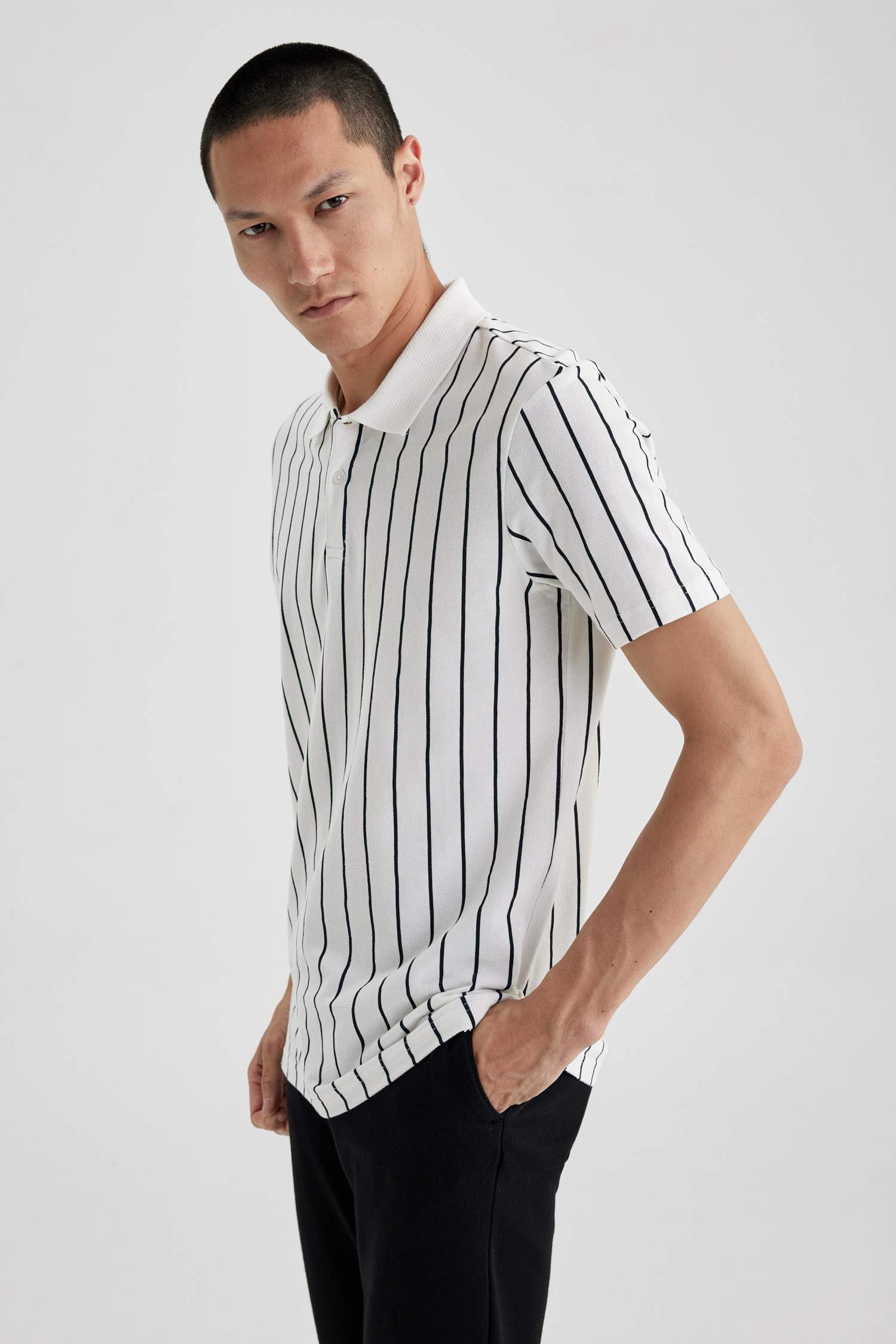 White MAN Modern Fit Polo Neck Basic Short Sleeve T-Shirt 2819931 | DeFacto