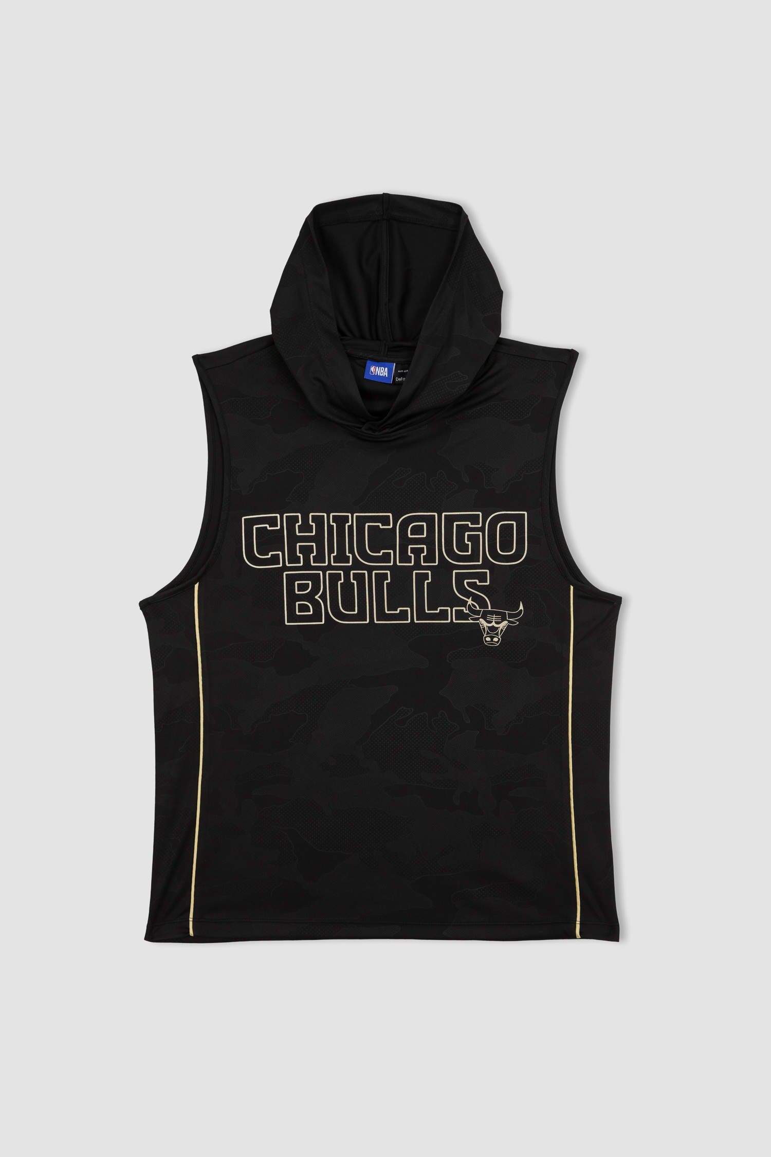 Black MAN Standard Fit Hooded Short Sleeve Chicago Bulls Licensed  Undershirt 2833213