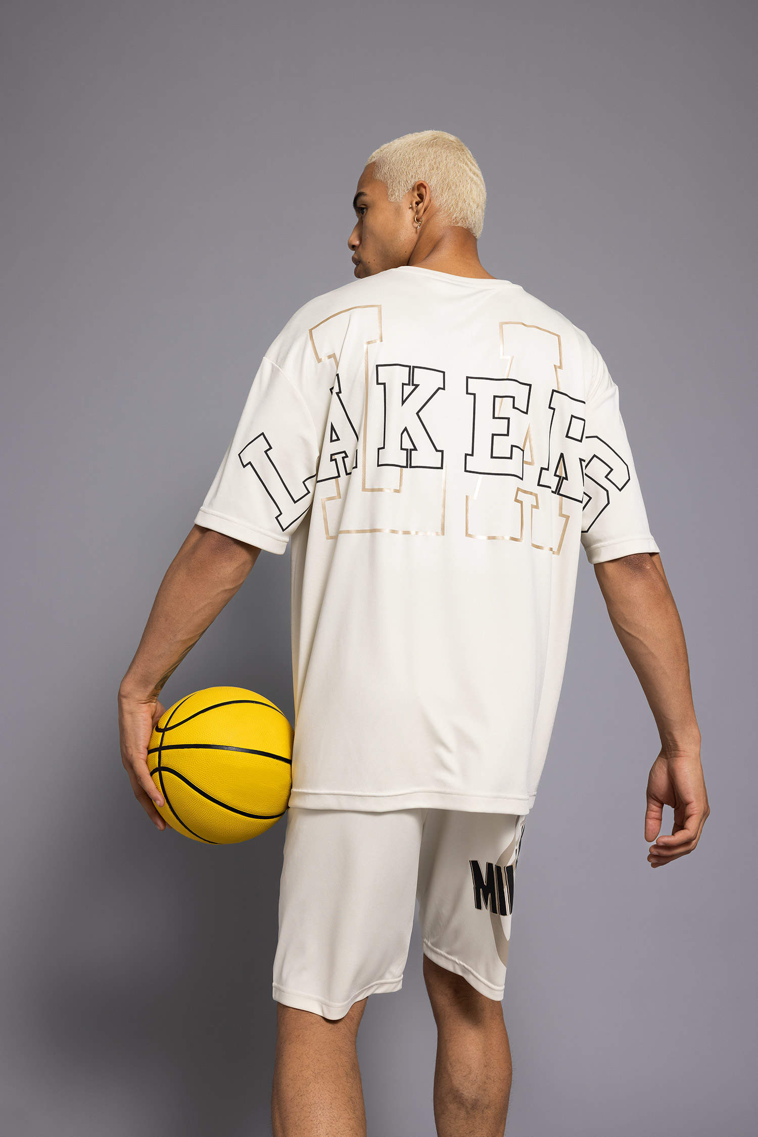 Beige MAN NBA Los Angeles Lakers Licensed Crew Neck T-Shirt